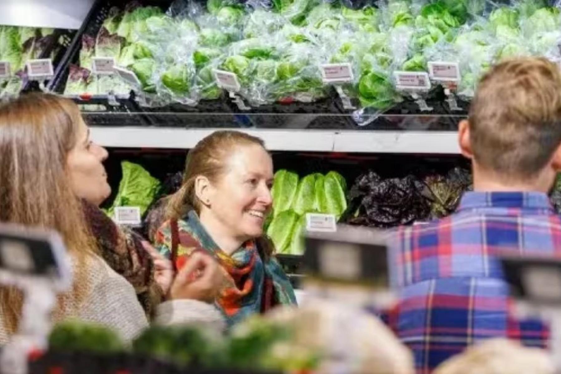 Menschen sehen sich das Gemüseangebot an