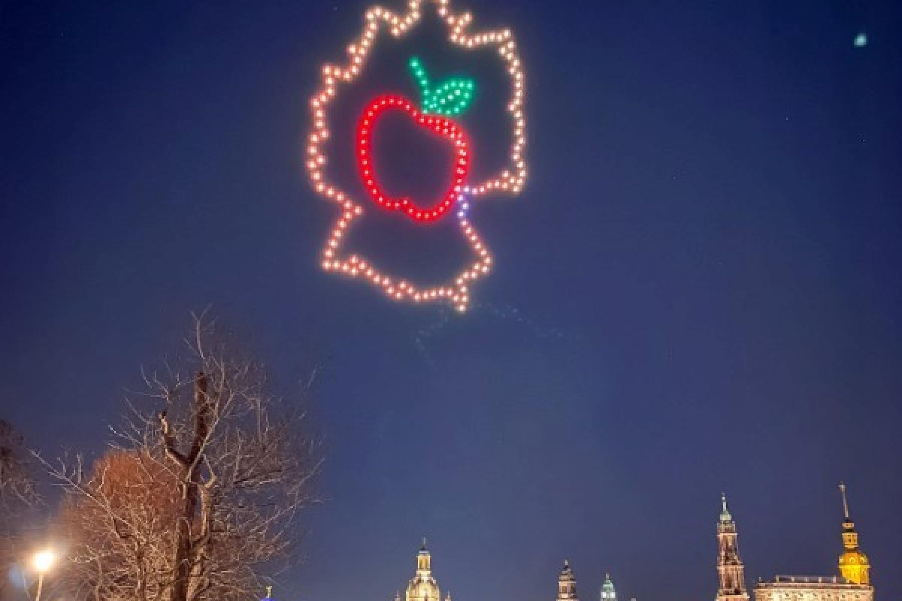 Drohnenshow: Deutschlandform mit Apfelform am Nachthimmel