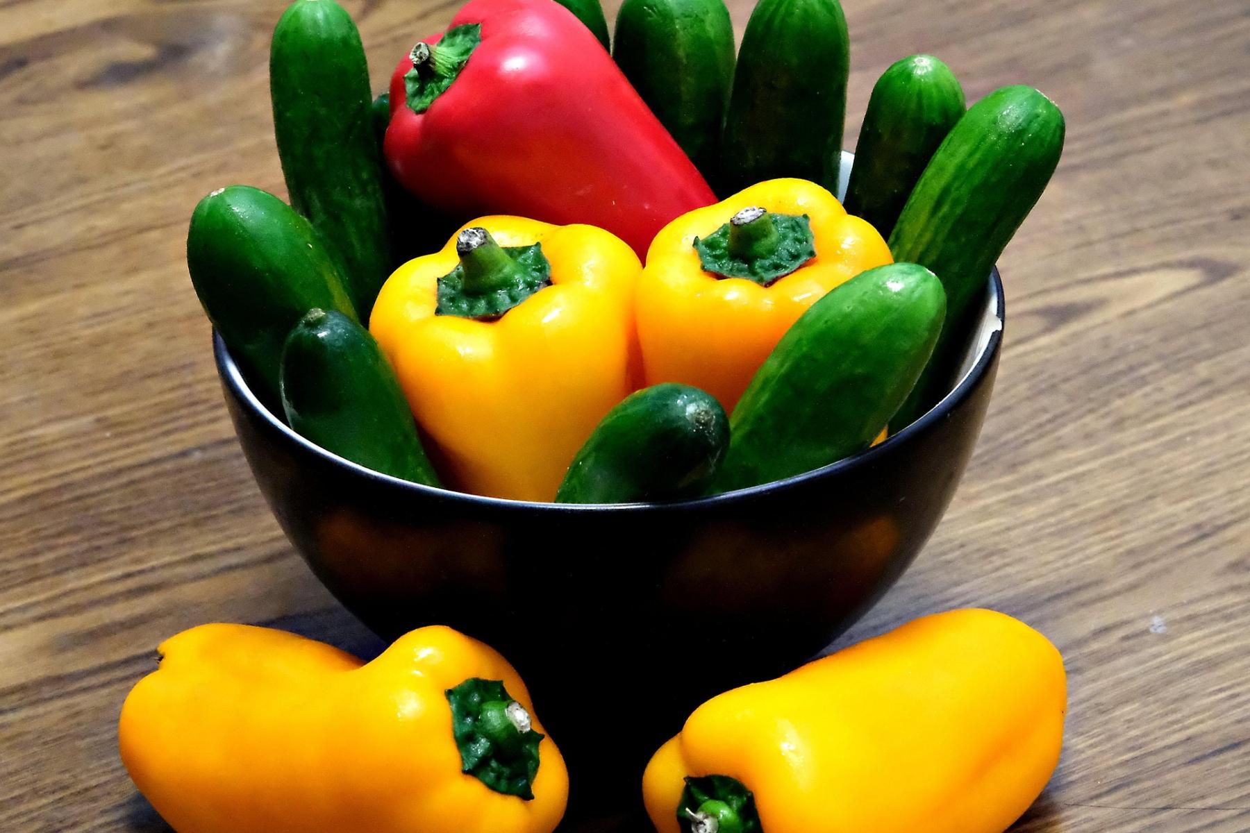 Paprika und Gurken in einer Schale