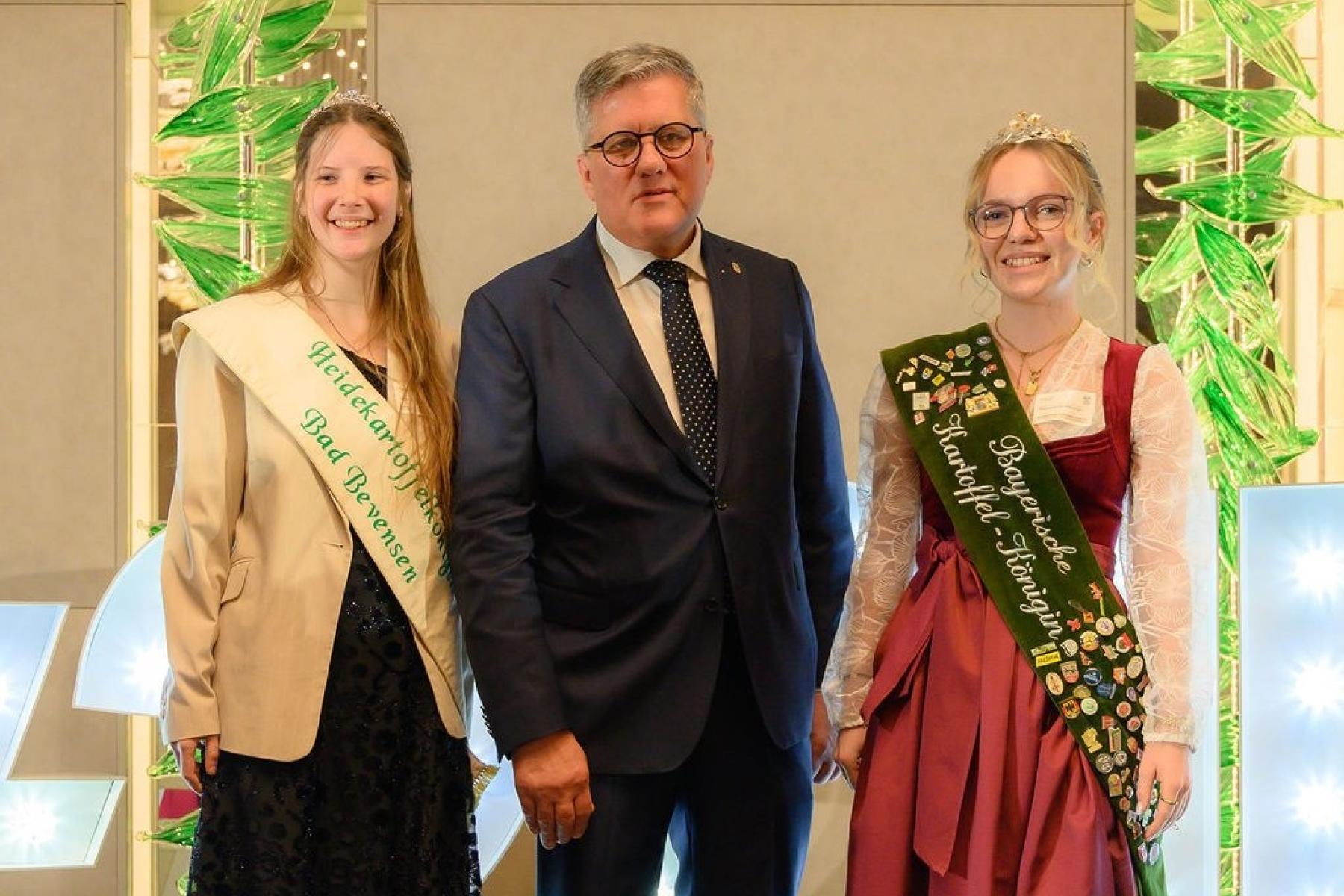 Zwei Kartoffelköniginnen mit dem Präsidenten des DKHV