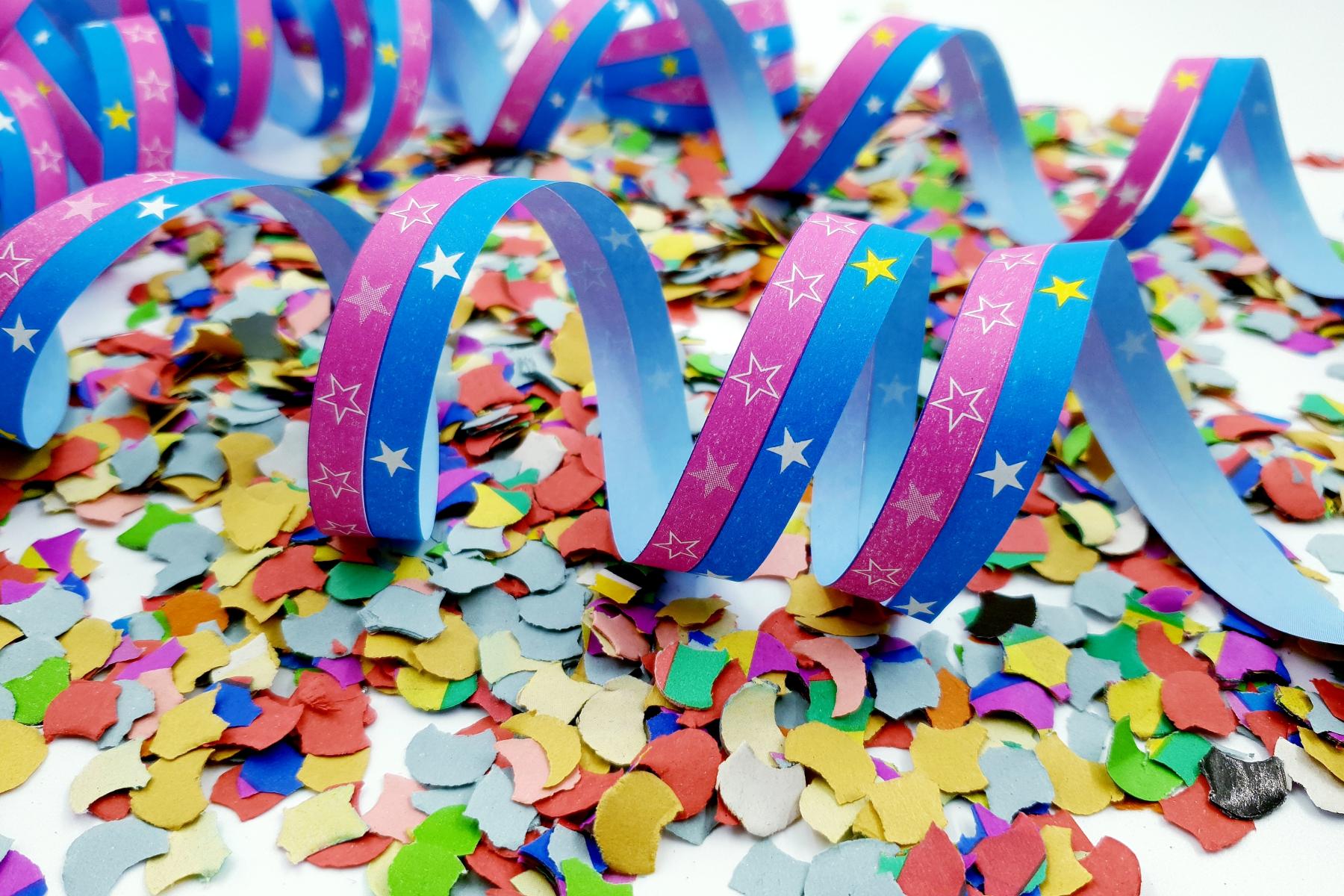 Konfetti und Luftschlangen