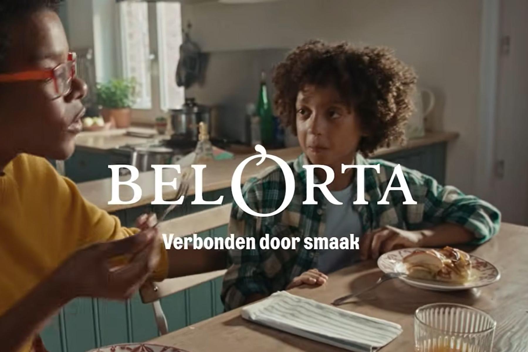 Kinder sitzen mit Essen am Tisch