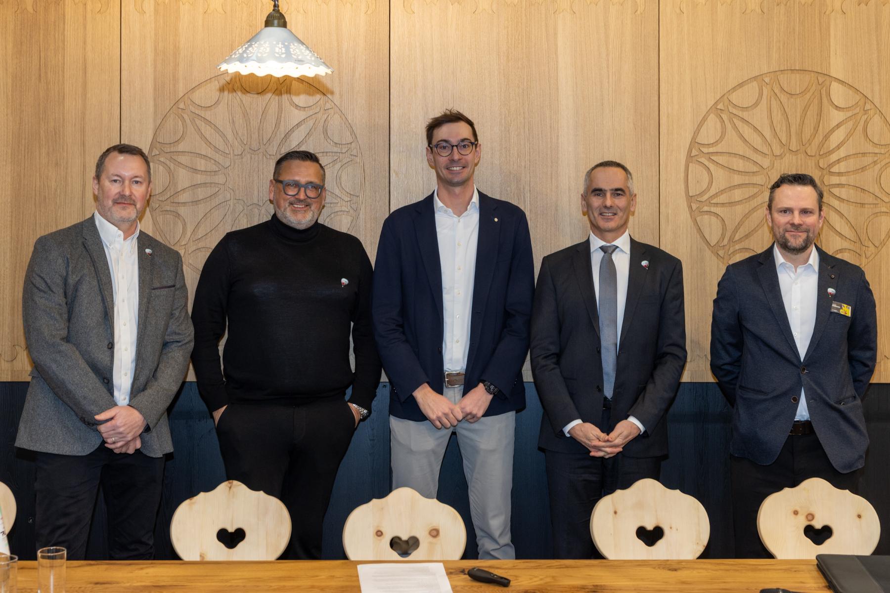 DOSK, AFG und World Wide Fruit schließen sich VOG und VIP in der europäischen Produktion Cosmic Crisp® an.