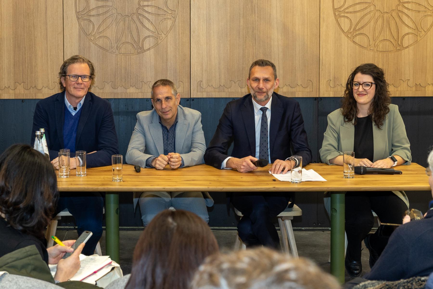 Drei Männer und eine Frau stellen auf der FRUIT LOGISTICA die Interpoma 2026 vor.