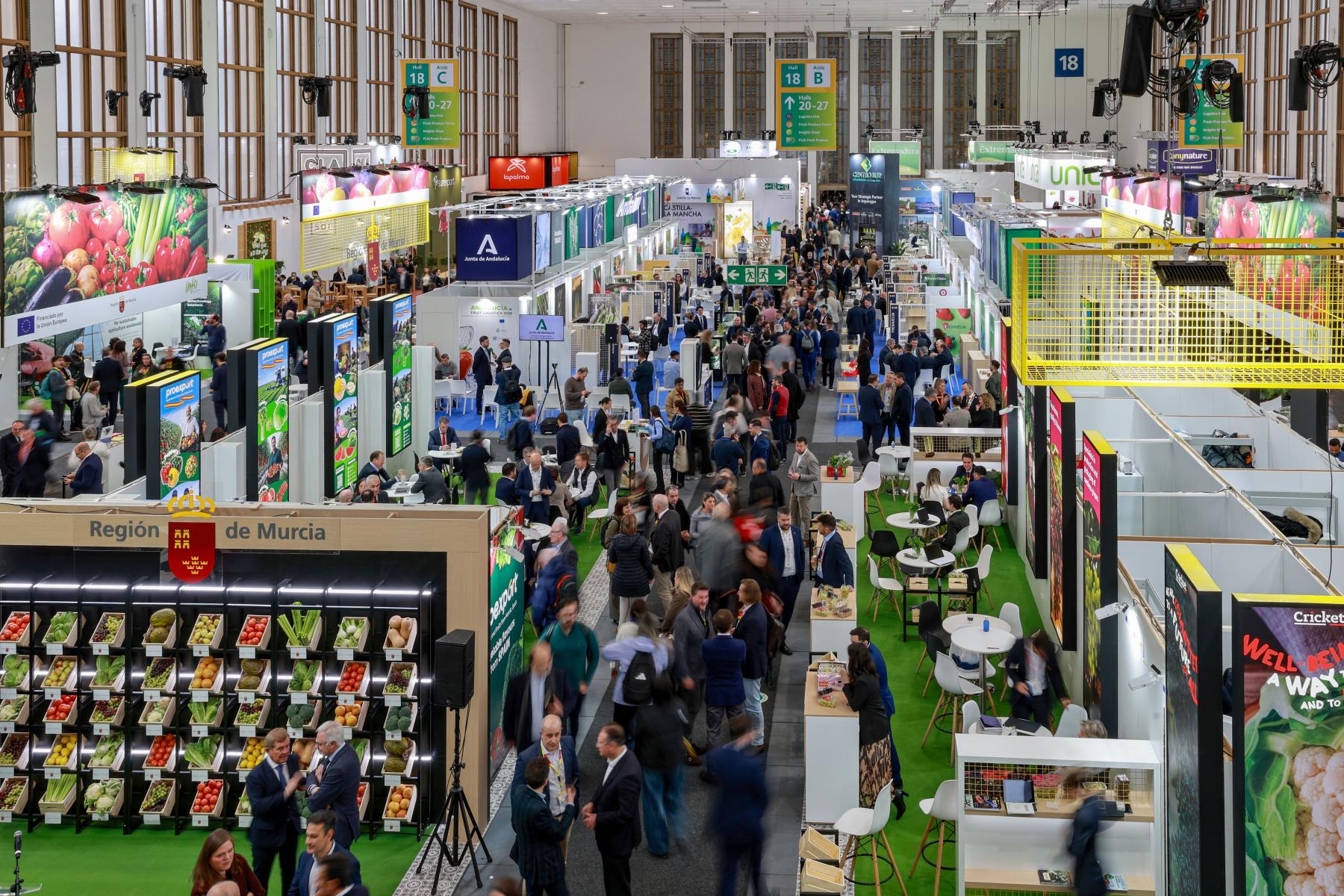 Eine volle Messehalle auf der Fruit Logistica in Berlin. 