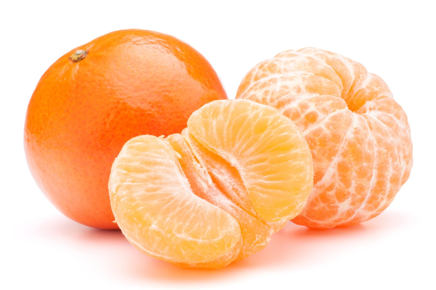 ganze und geschälte Mandarinen