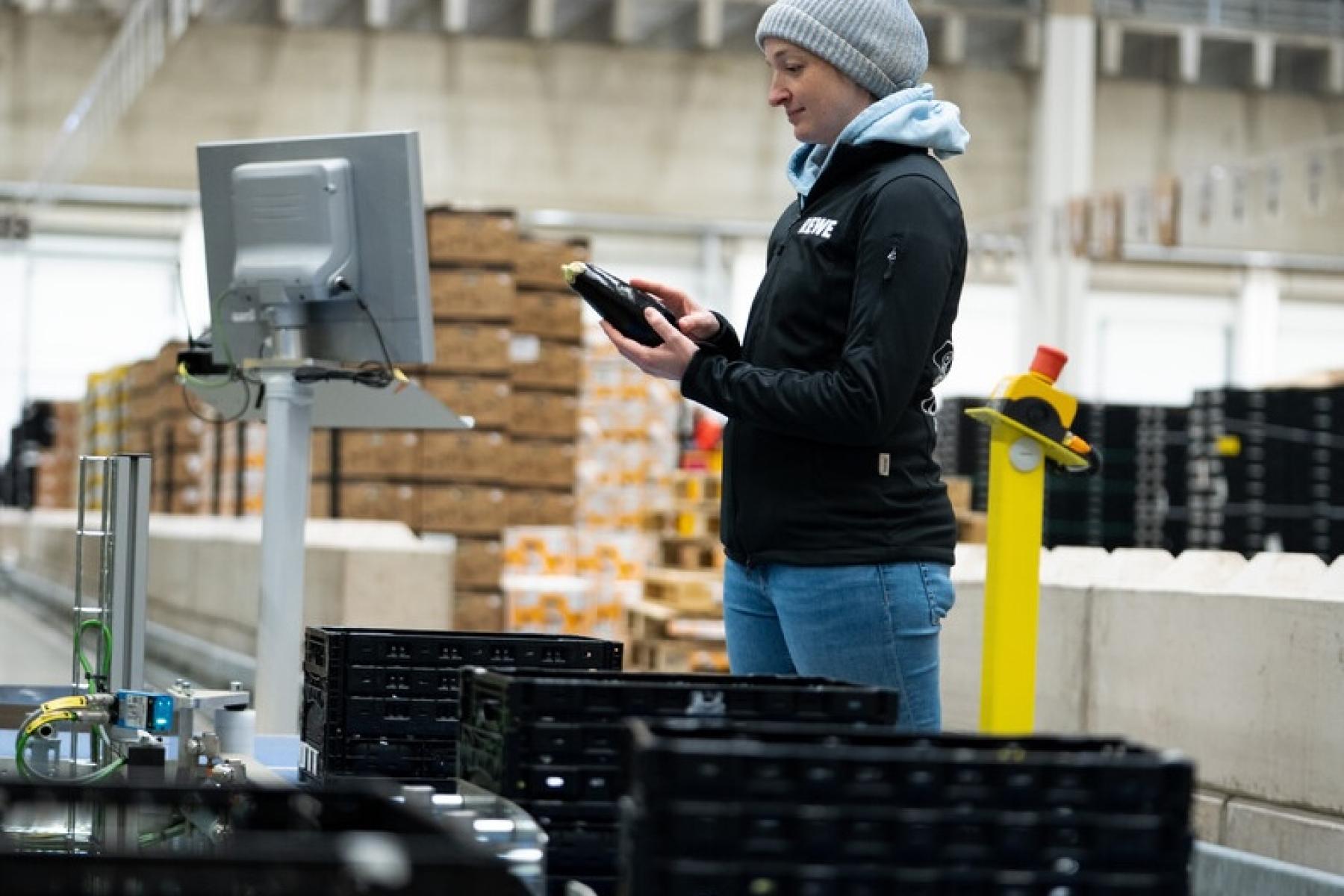 Frau nutzt neues System für die Lieferkette