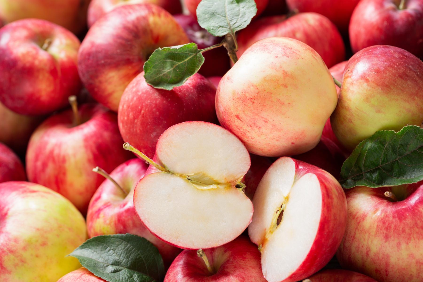 ganze und halbierte Äpfel