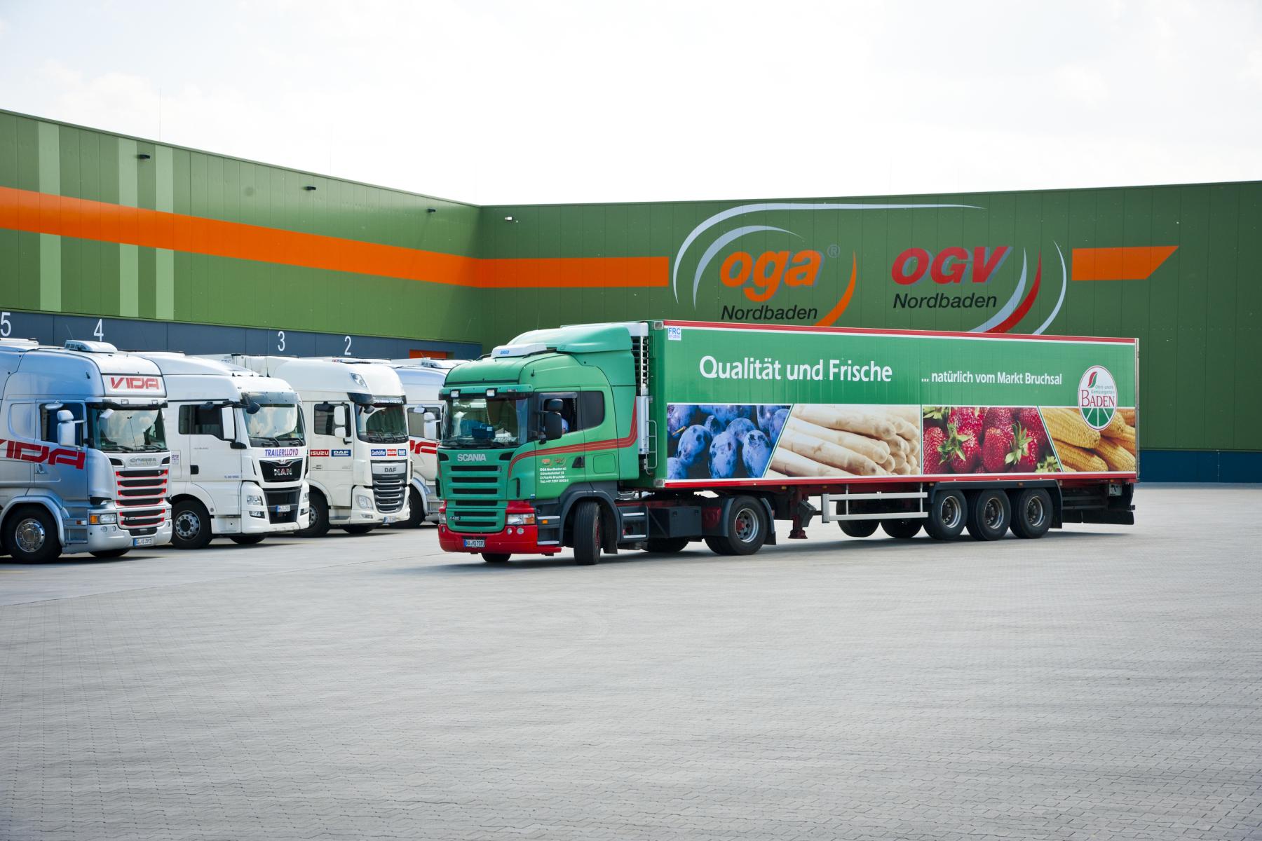 Lkw vor Betriebsgebäude