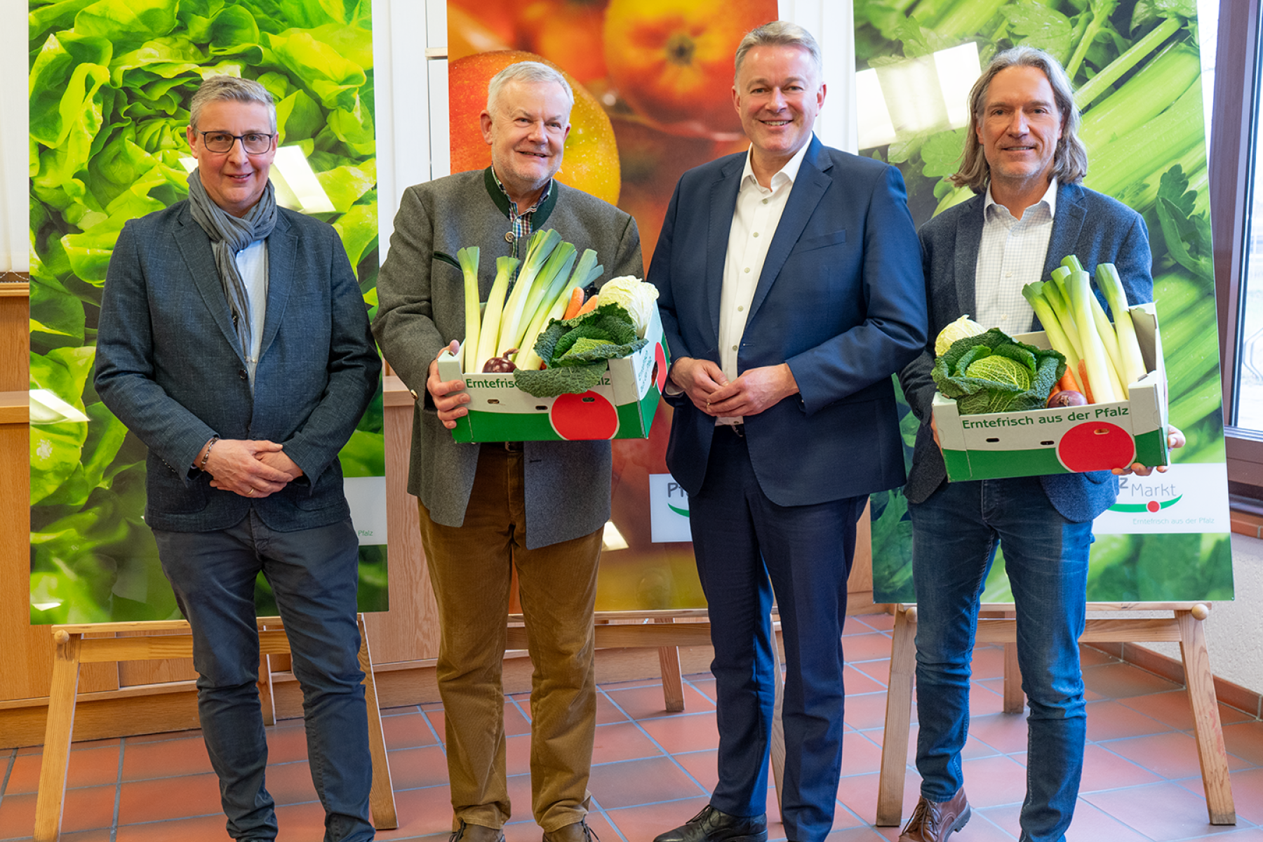 Bei „Pfalzmarkt im Dialog“ war Gordon Schnieder, CDU-Landesvorsitzender Rheinland-Pfalz und Kandidat für das Amt des Ministerpräsidenten, zu Gast in Mutterstadt. (V.l.n.r.): Reinhard Oerther (Vorstand Vertrieb), Hans-Jörg Friedrich (Vorstand Organisation), Gordon Schnieder sowie der Aufsichtsratsvorsitzende von Pfalzmarkt eG, Christian Deyerling. 