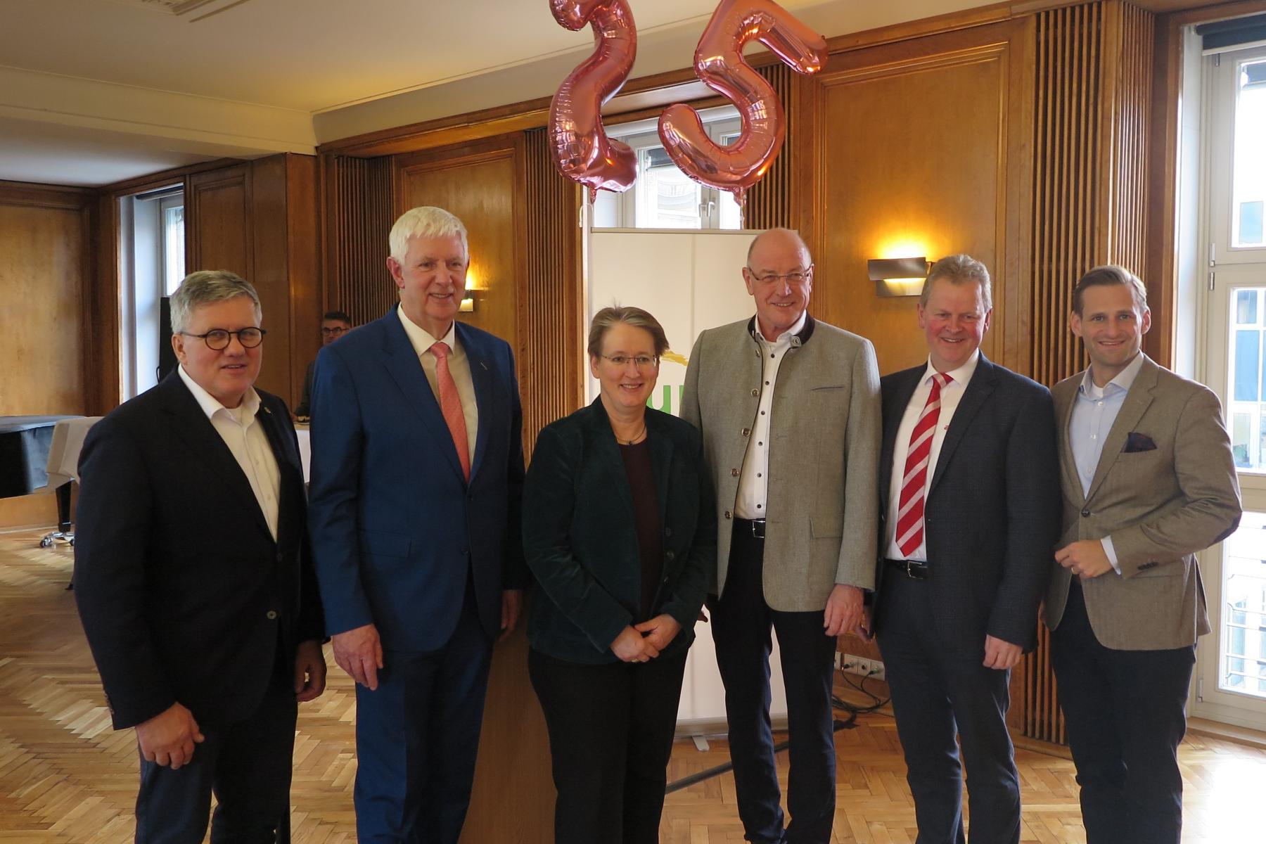 Der UNIKA-Vorstand mit BVL-Präsidentin Prof. Dr. Gaby-Fleur Böl
