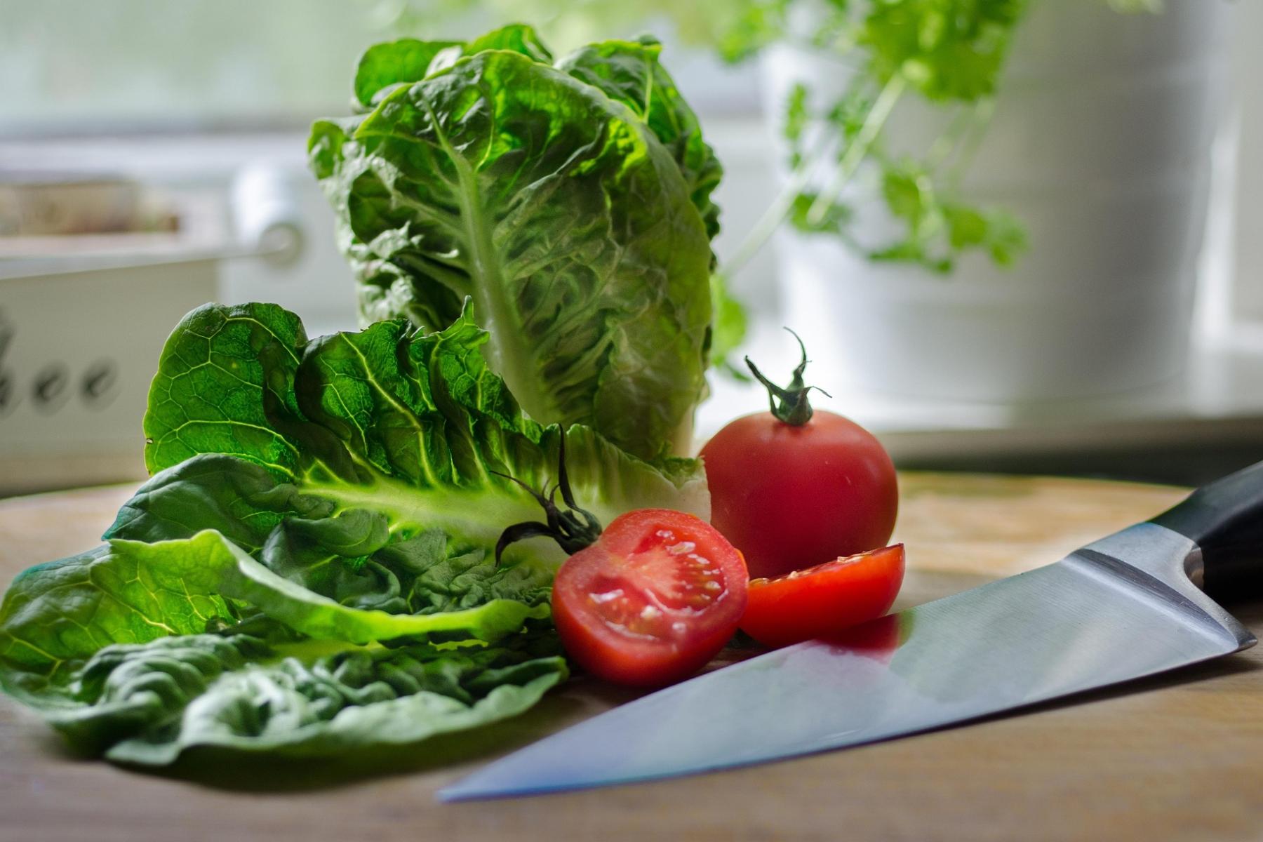 Tomate und Salat auf einem Brett