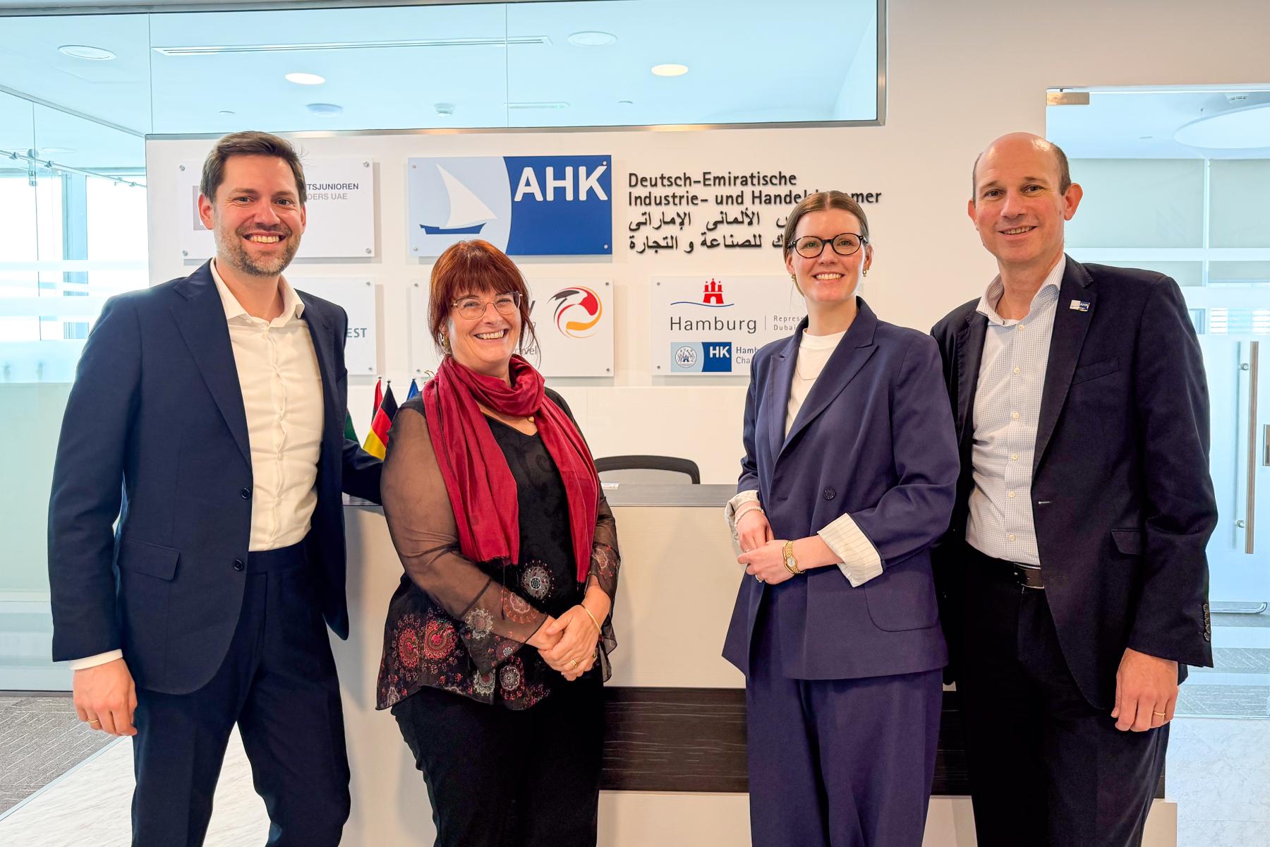 Hendrik Meyn (1.v.l.) und Inga Gurries (2.v.r.) trafen in Dubai auf Kirsten Staab (2.v.r.) mit Dr. Martin Henkelmann