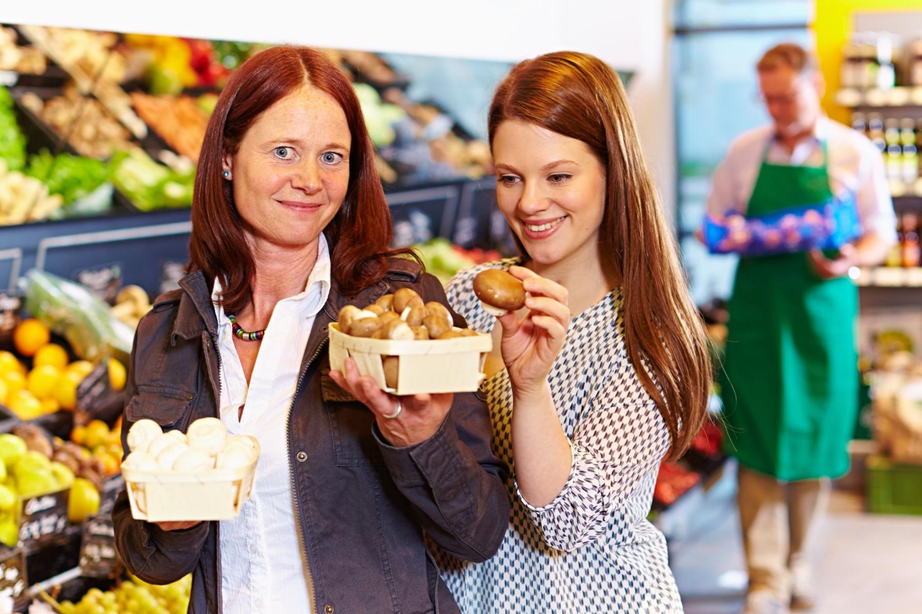 zwei Frauen mit Pilzen am Point of Sale