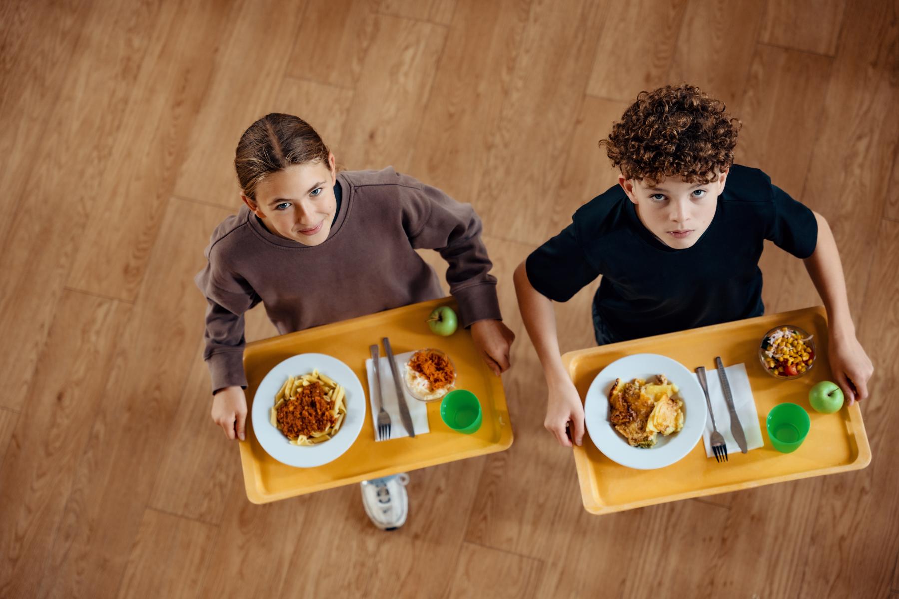 Kinder mit Schulessen