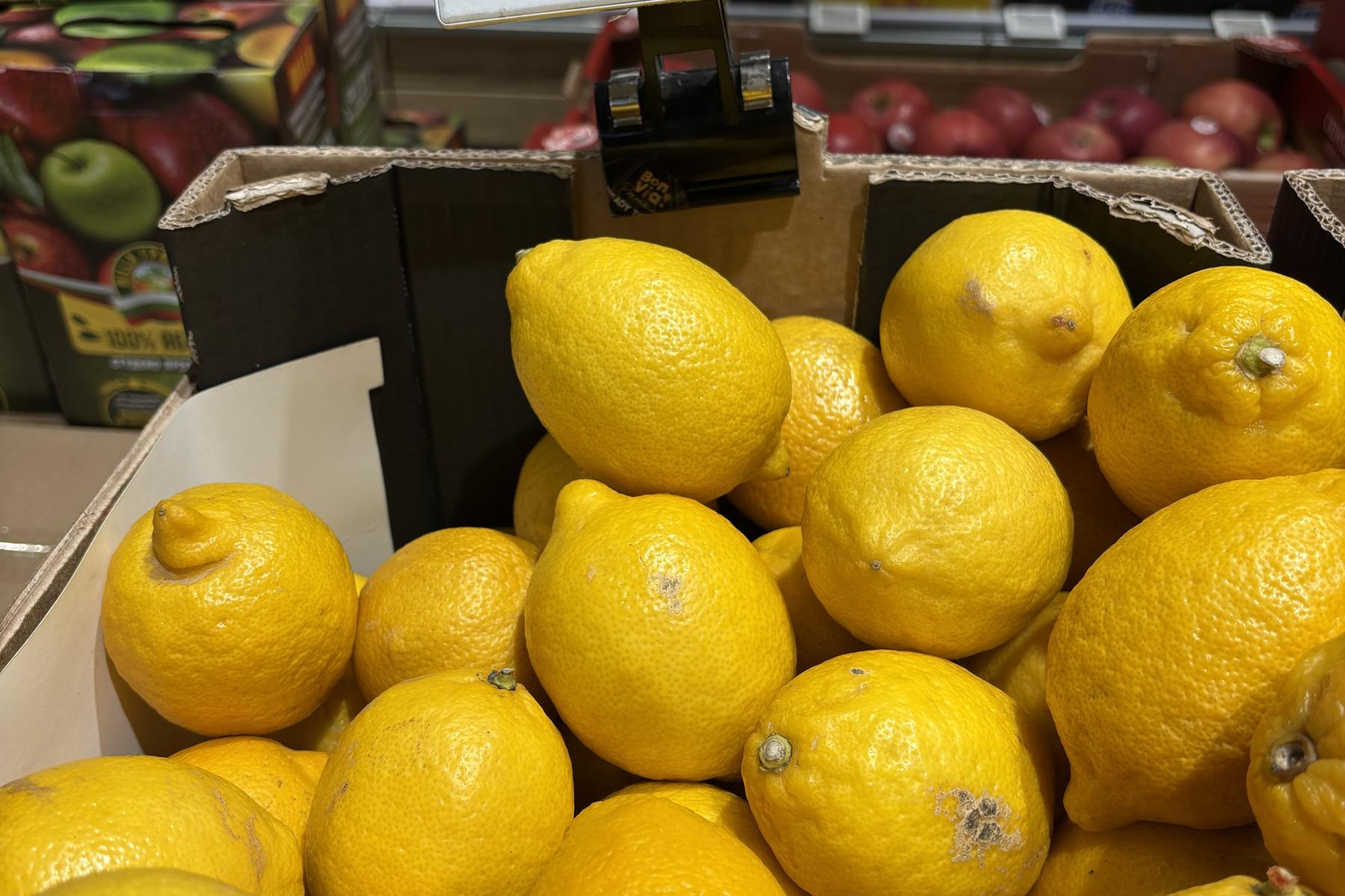 Zitronen im Supermarkt