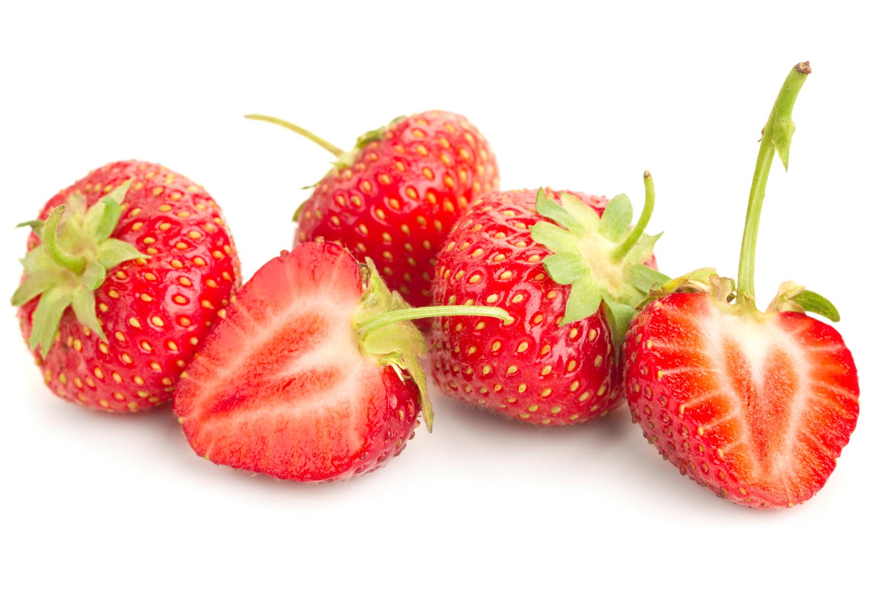 aufgeschnittene und ganze Erdbeeren