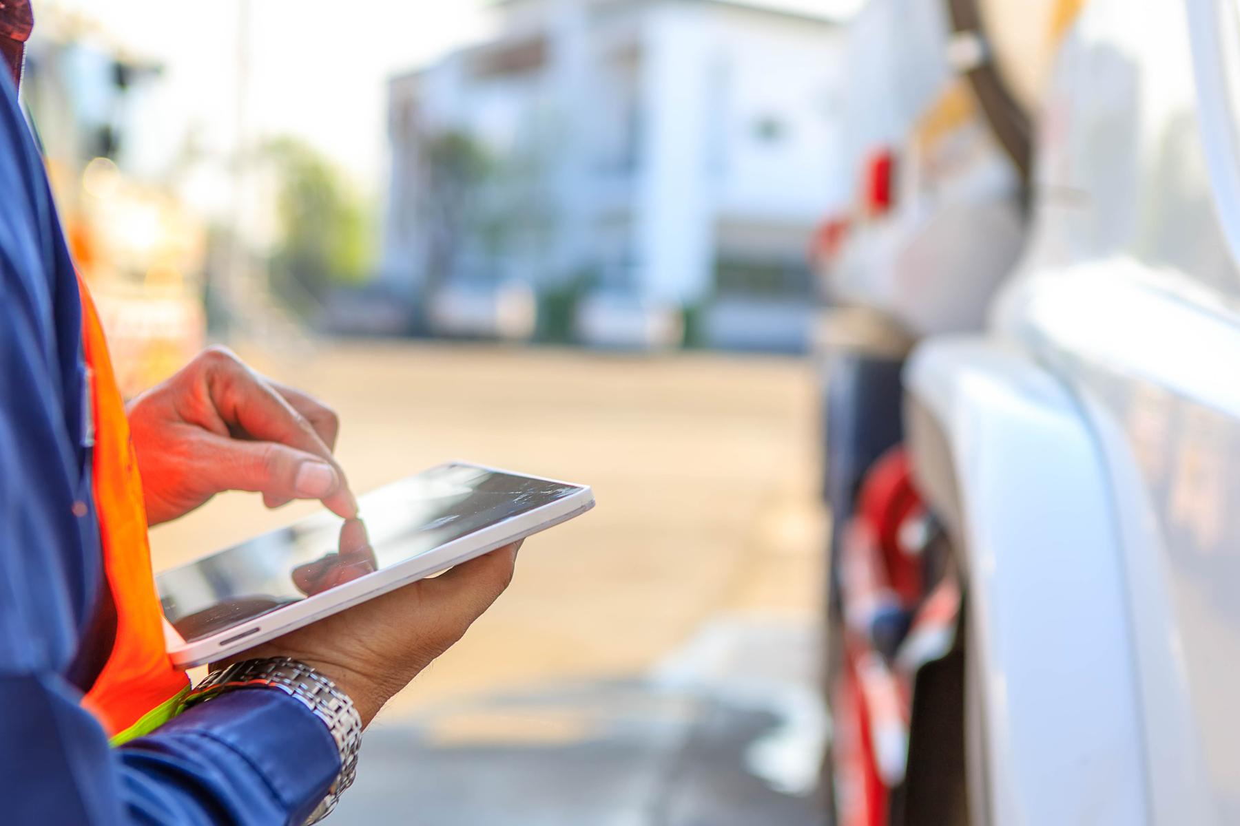 Person tippt auf Tablet