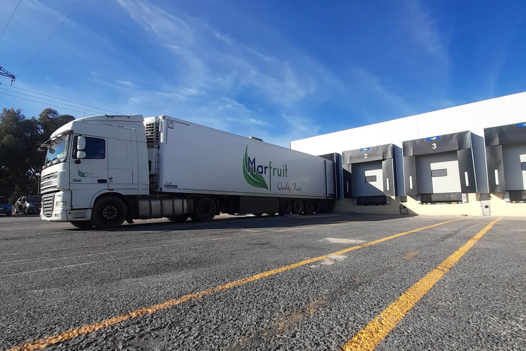Lkw auf Parkplatz an Laderampe