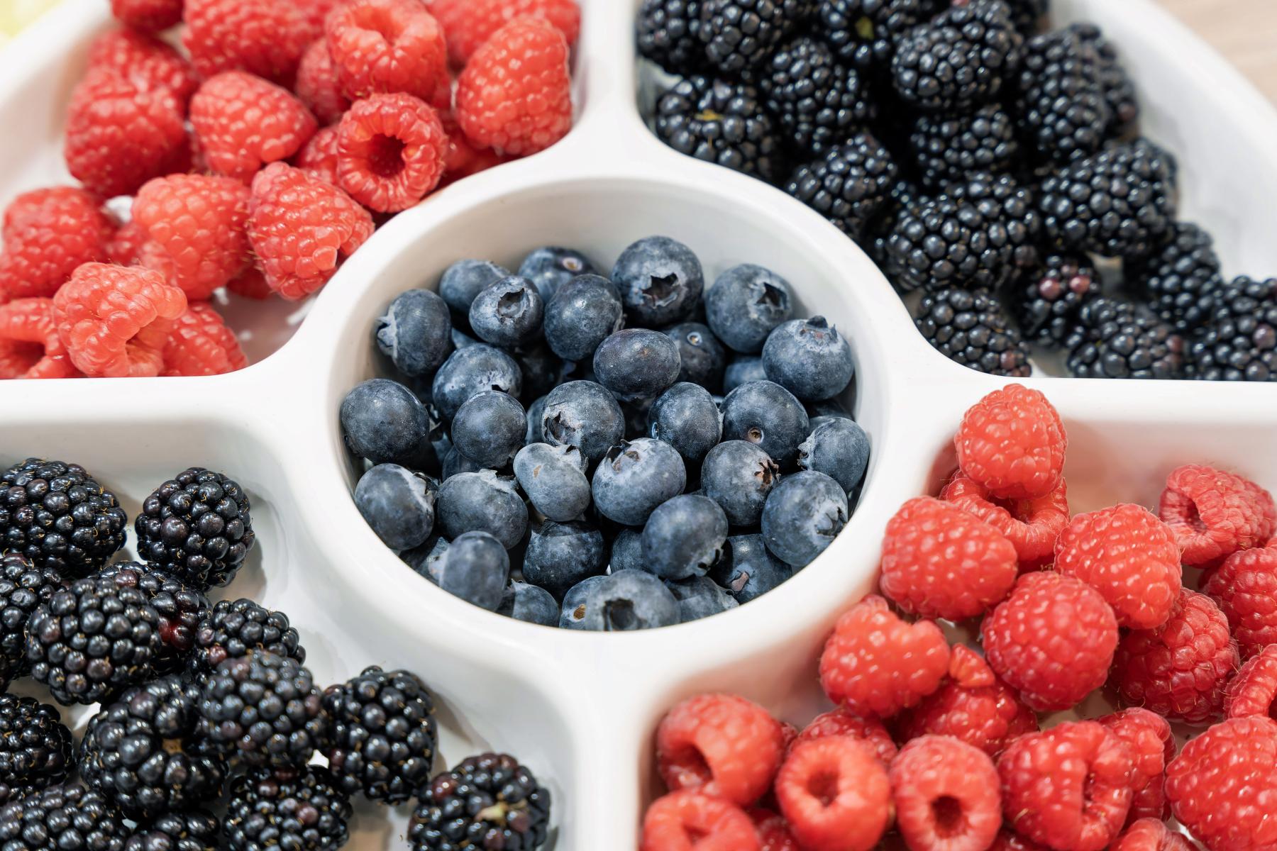 Eine Schale mit Himbeeren, Heidelbeeren und Brombeeren. 