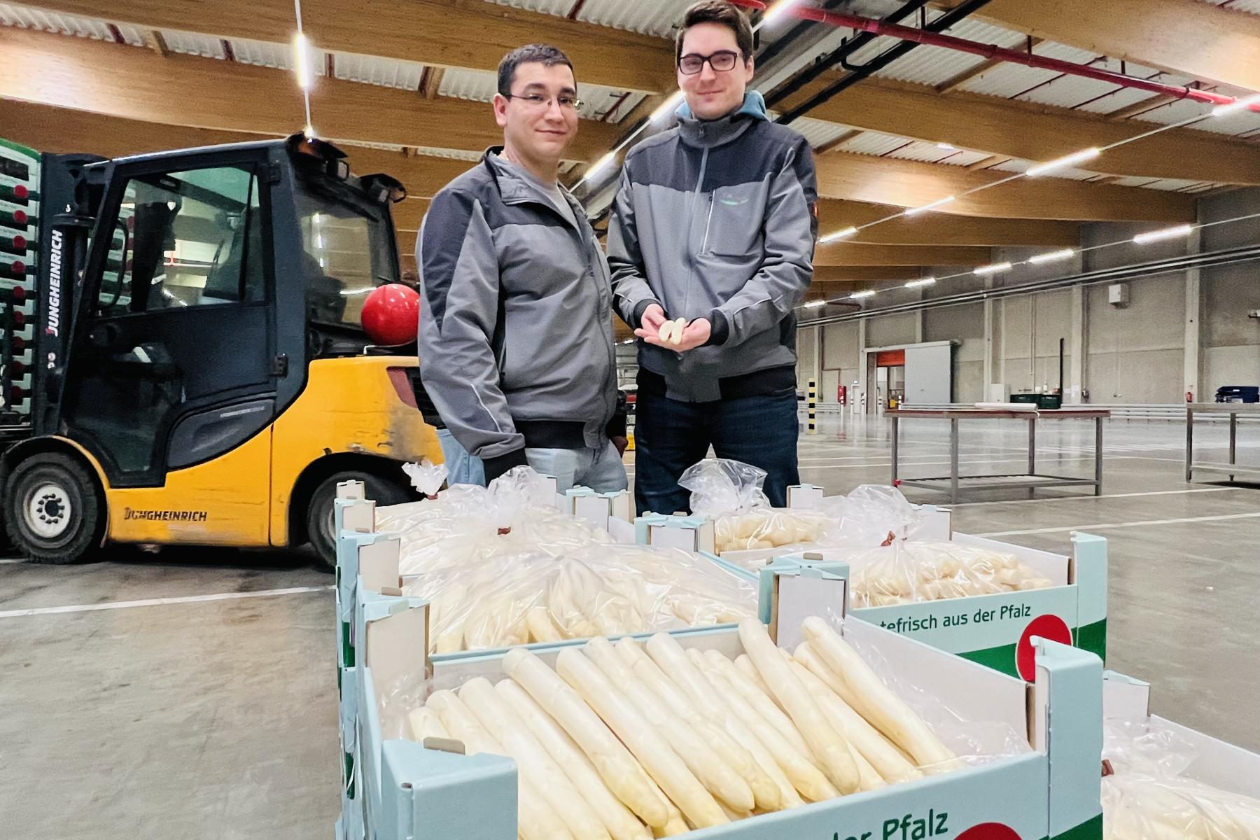 Pfalzmarkt eG-Spargelbroker Hugo Da Mota (l.) und Leo Zastrow