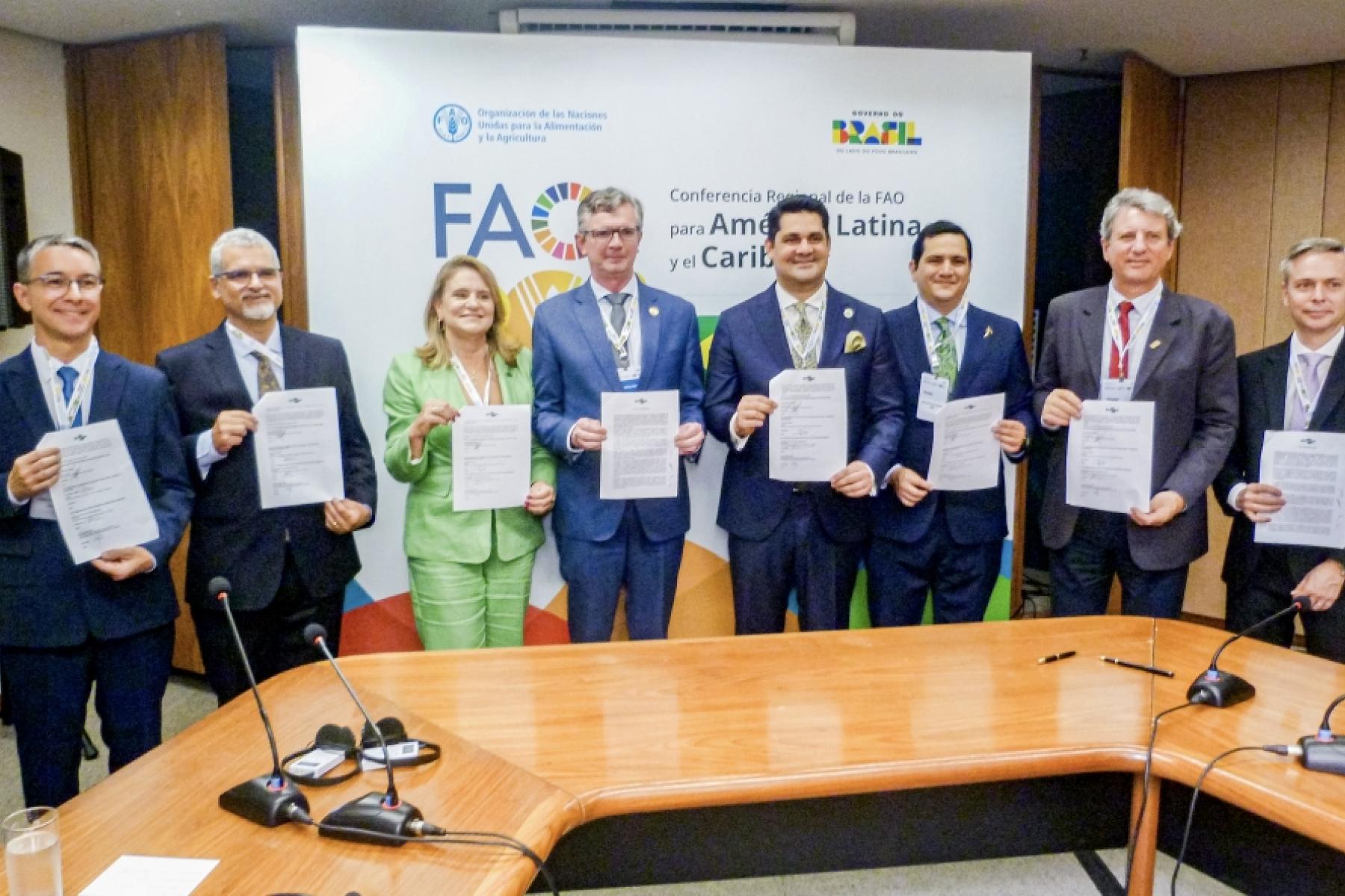 Unterzeichner des Bananenabkommens an einem Tisch