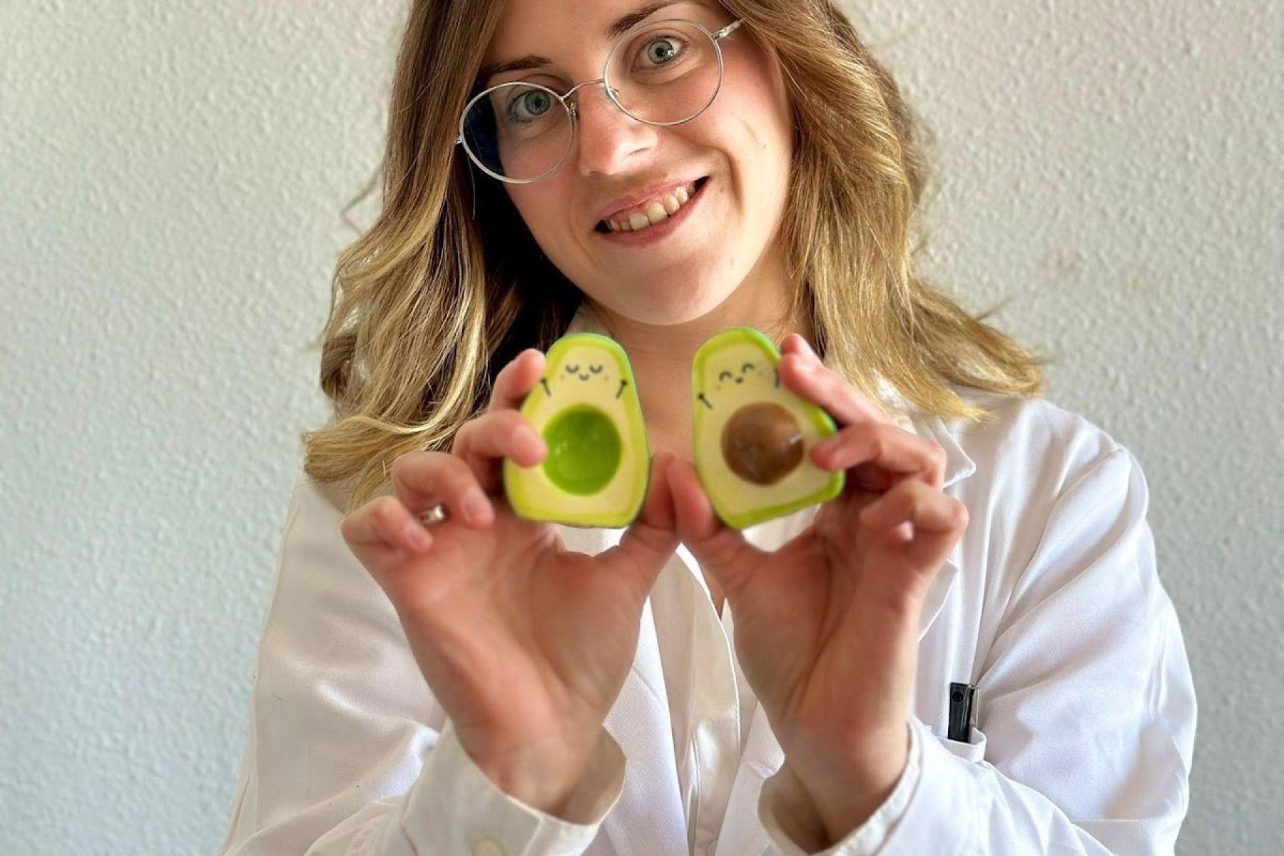 Yor D. Andonova hält Avocadohälften in der Hand