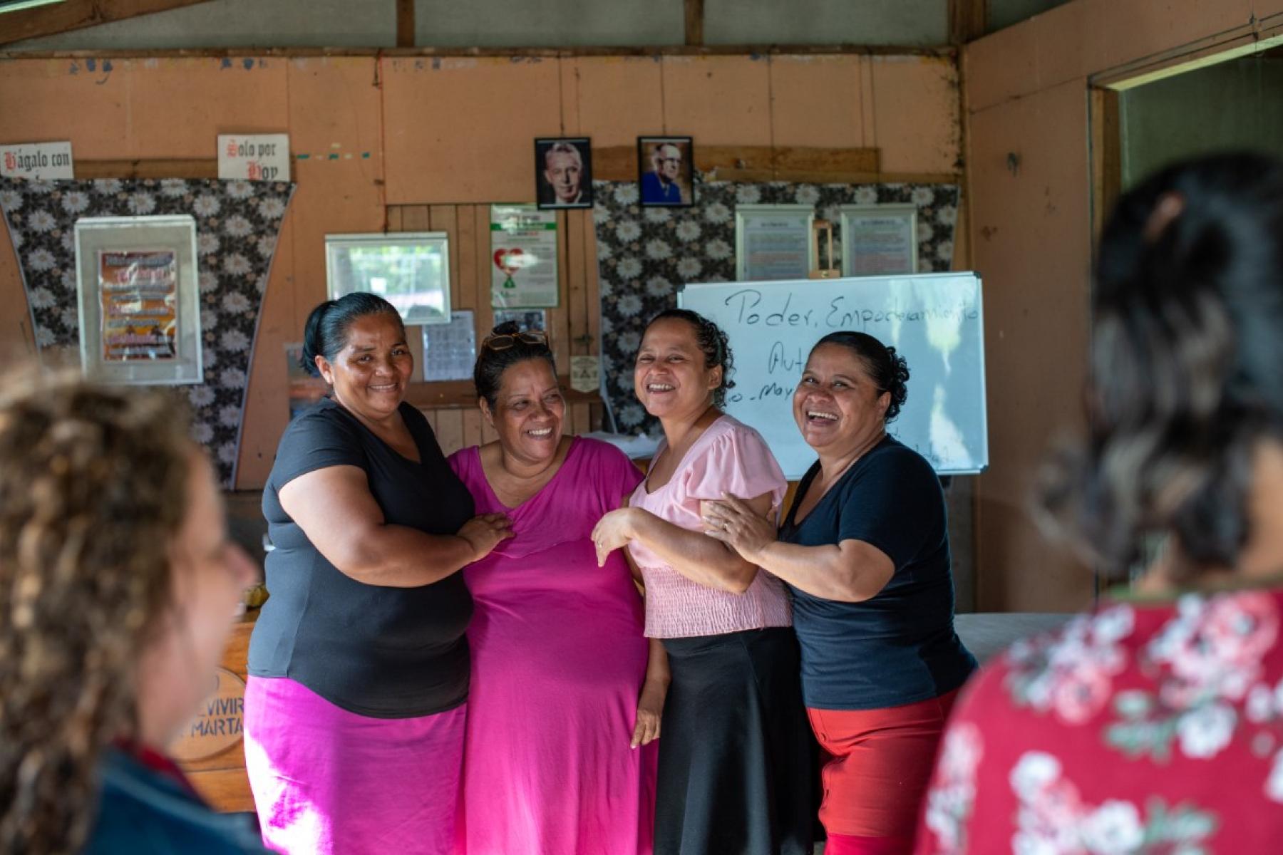 Frauen in Costa Rica freuen sich
