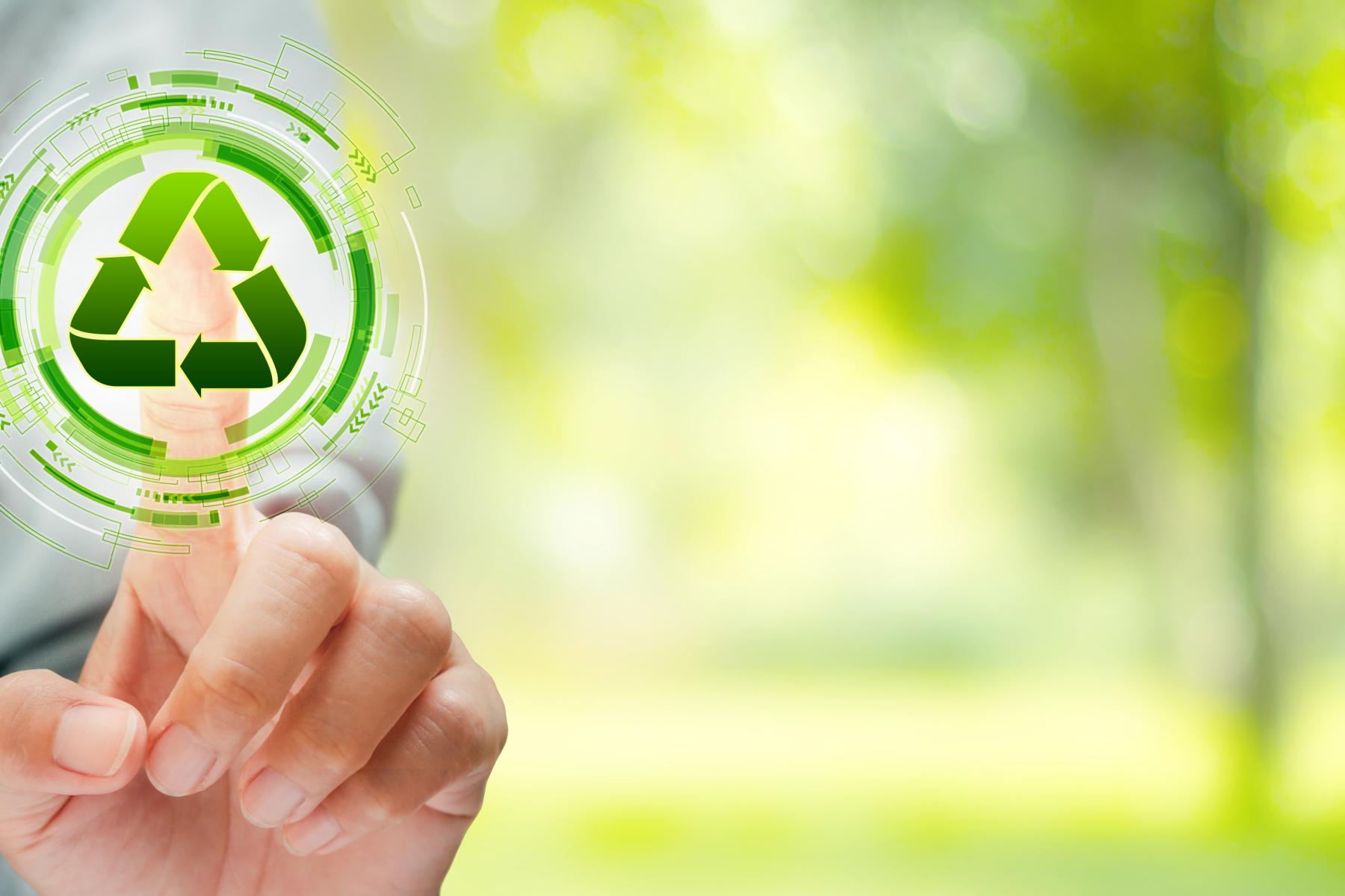 Finger tippt auf Recycling-Zeichen