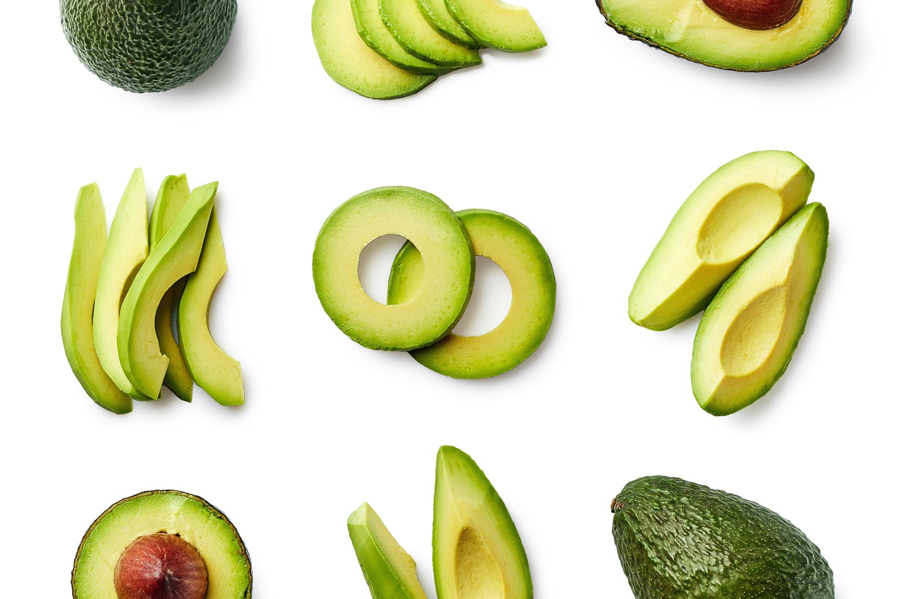 verschieden zugeschnittene Avocados
