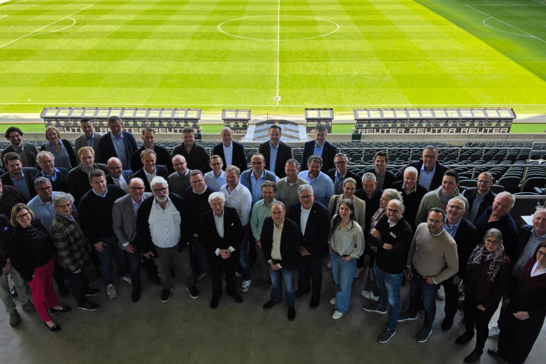 Teilnehmer der DKHV-Tagung im Stadion