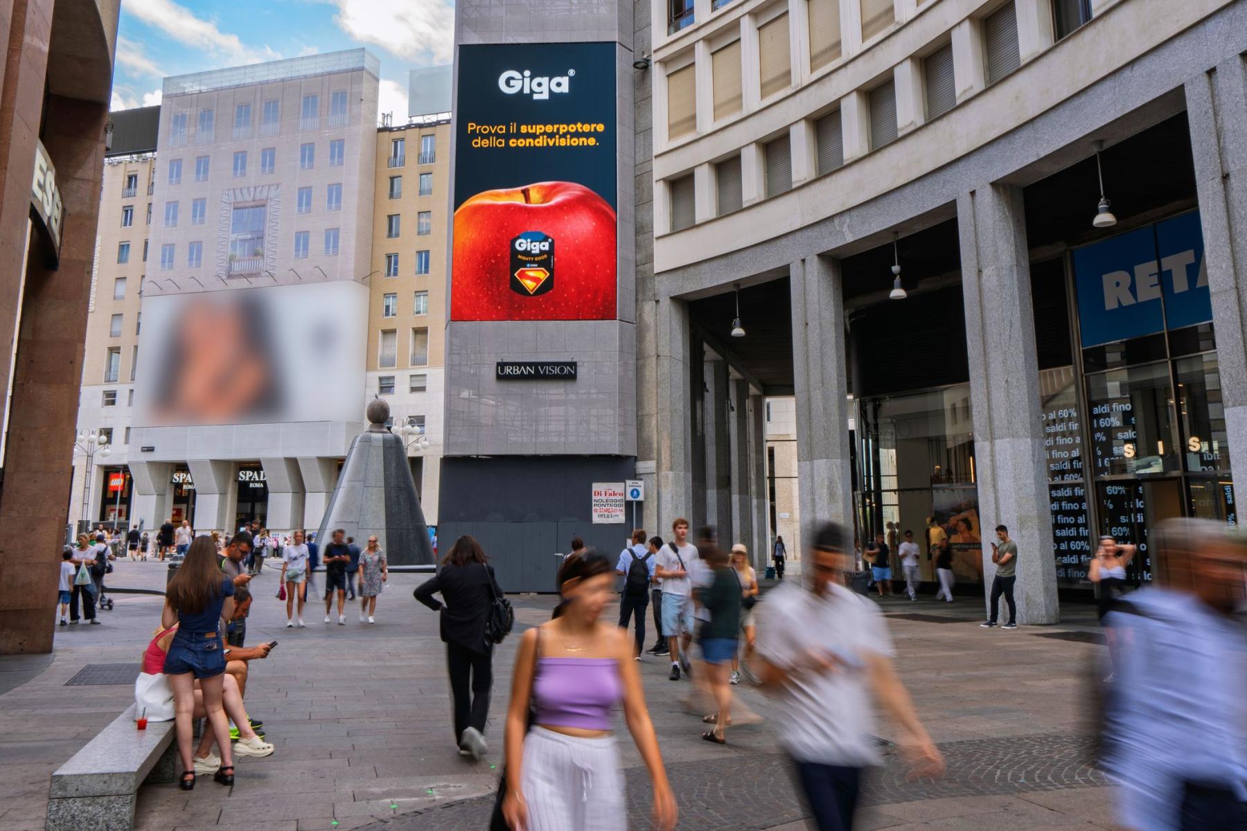Giga-Apfel mit Superman-Logo auf Werbetafel