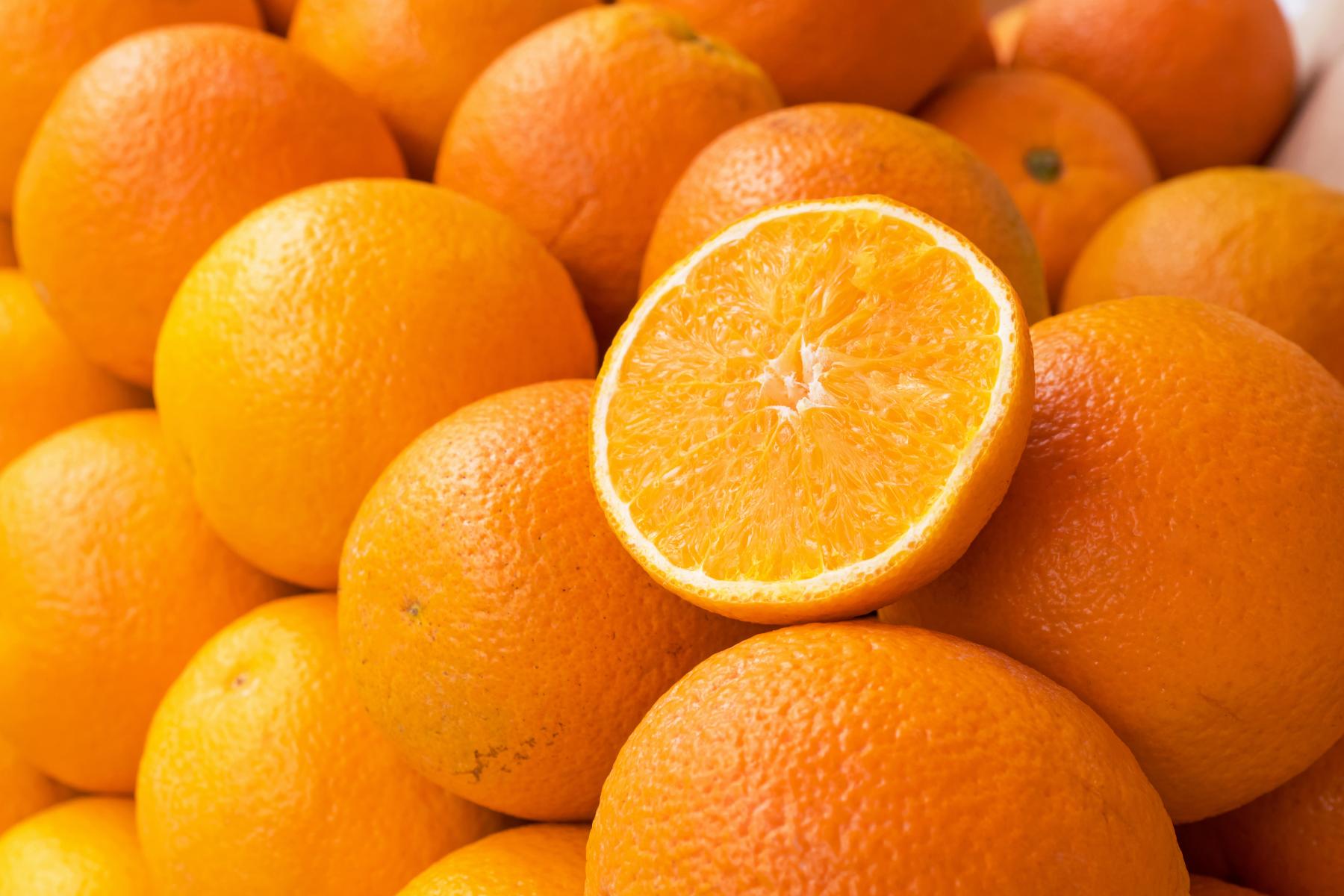 ganze und halbe Orangen