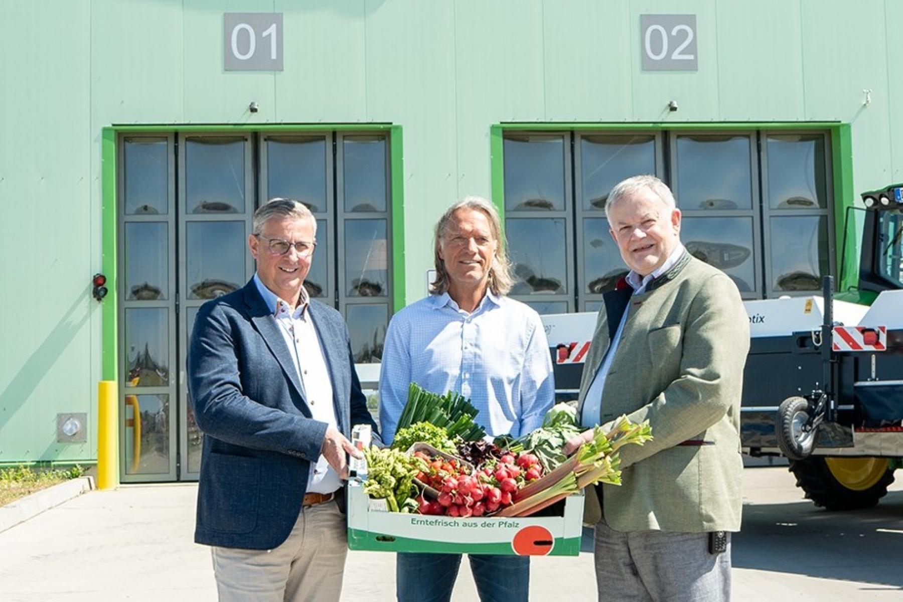 Der Aufsichtsratsvorsitzende von Pfalzmarkt eG Christian Deyerling (m.) und die Pfalzmarkt-Vorstände Hans-Jörg Friedrich (r.) und Reinhard Oerther