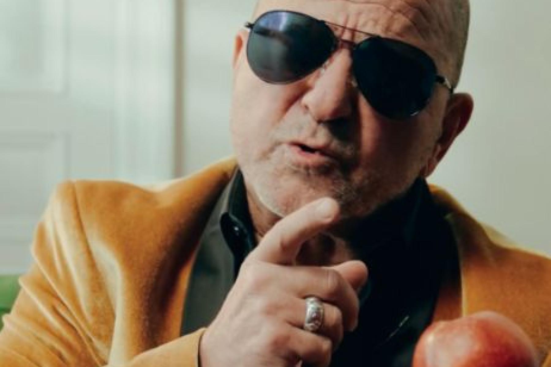 Nissim Mizrahi mit Welland-Apfel in der Hand