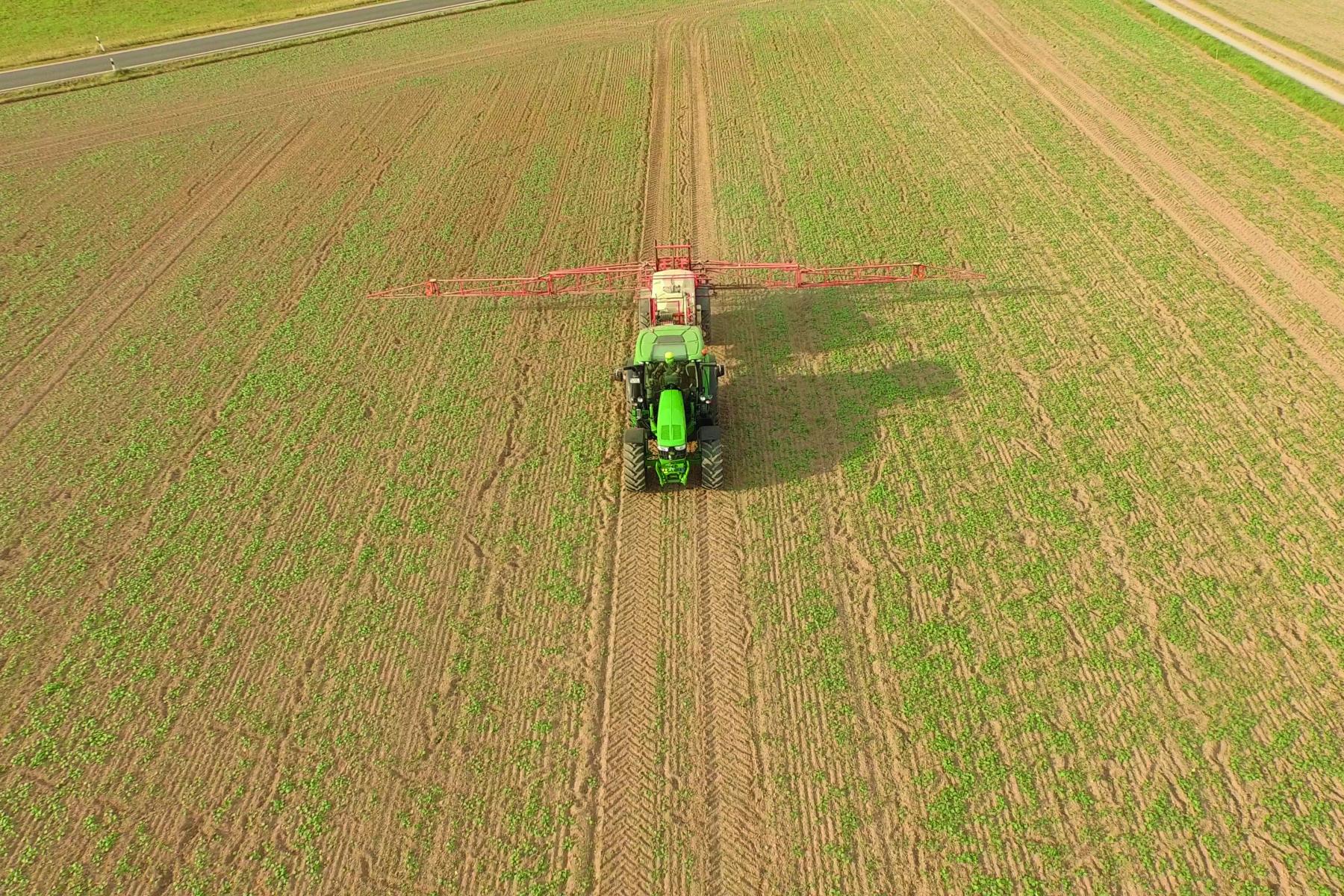 Drohnenblick: Feld-Überfahrt mit Spritze