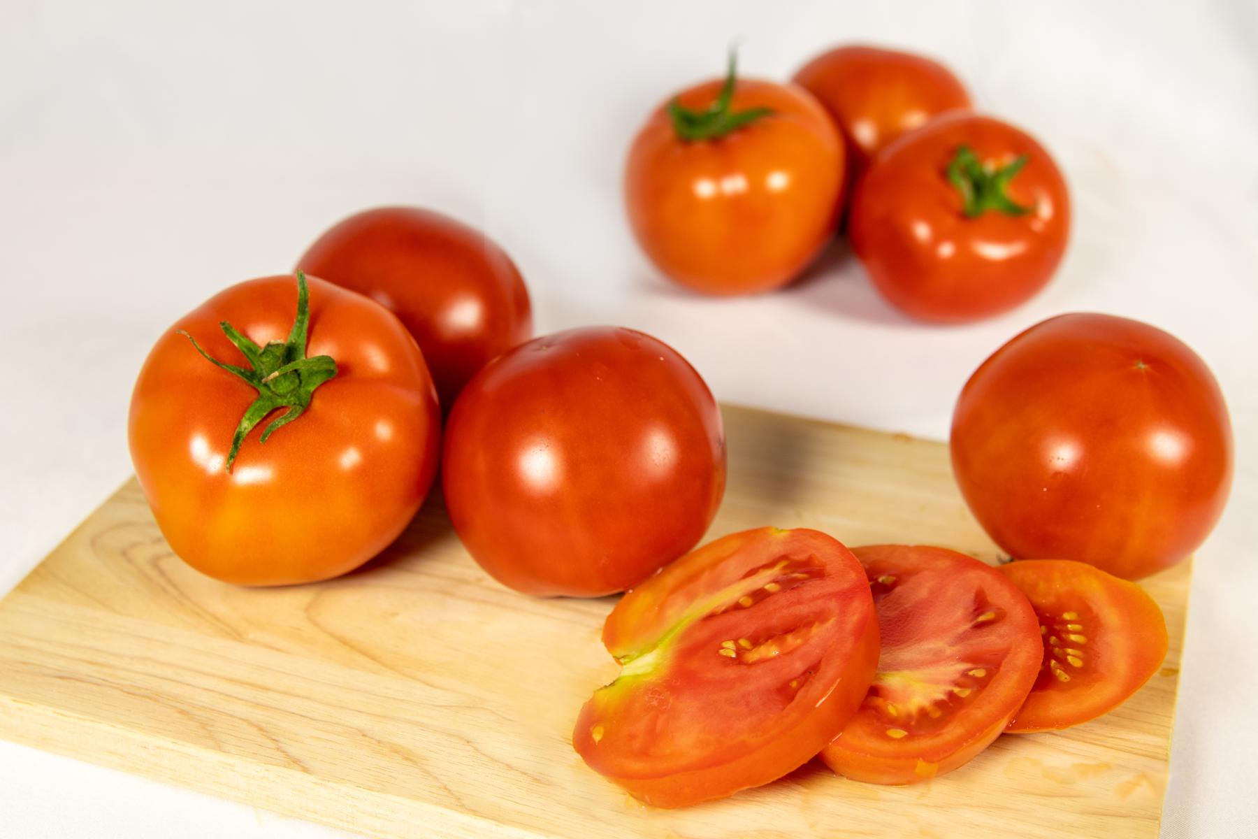 Tomaten auf einem Schneidebrett aus Holz.