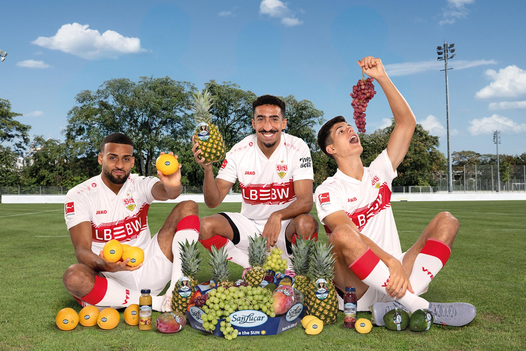 Spieler vom VfB Stuttgart mit Früchten