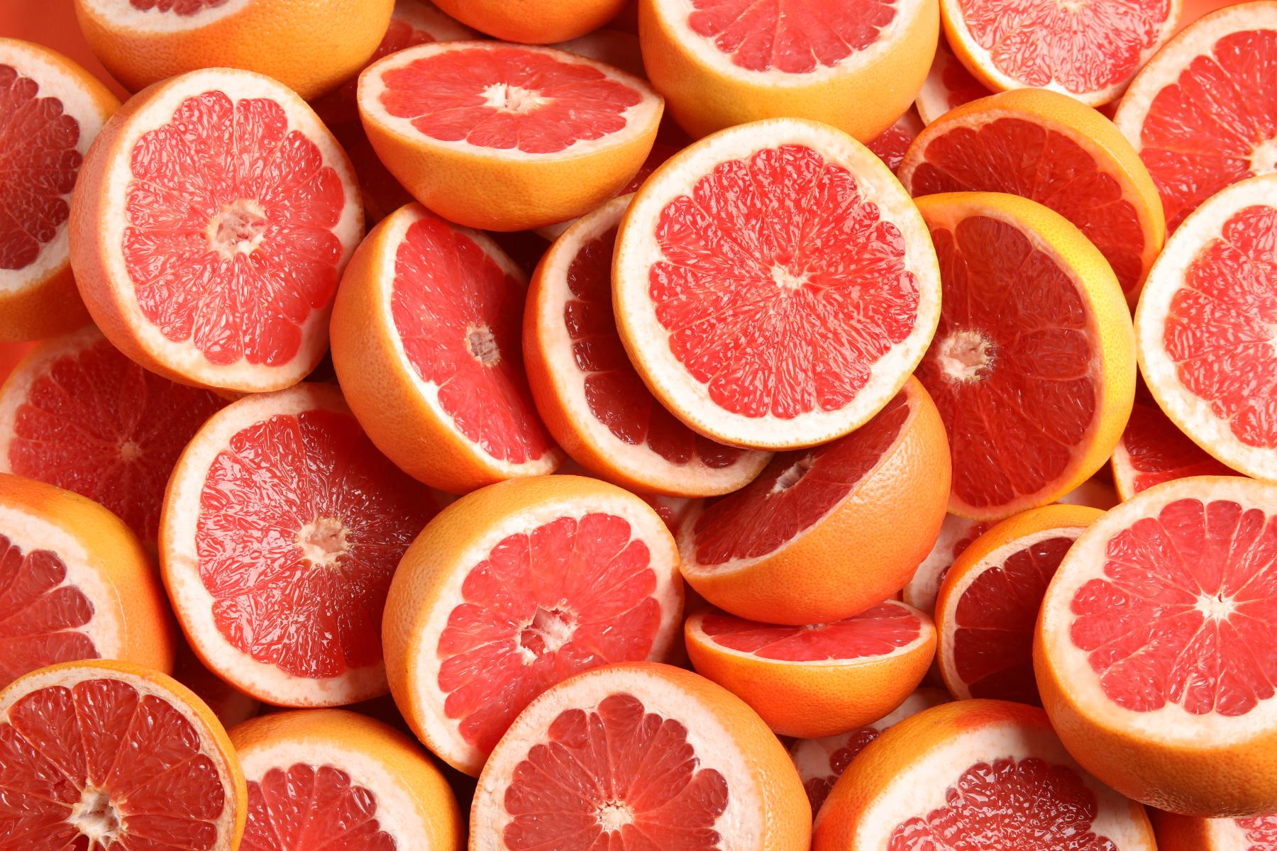 viele halbierte Grapefruits