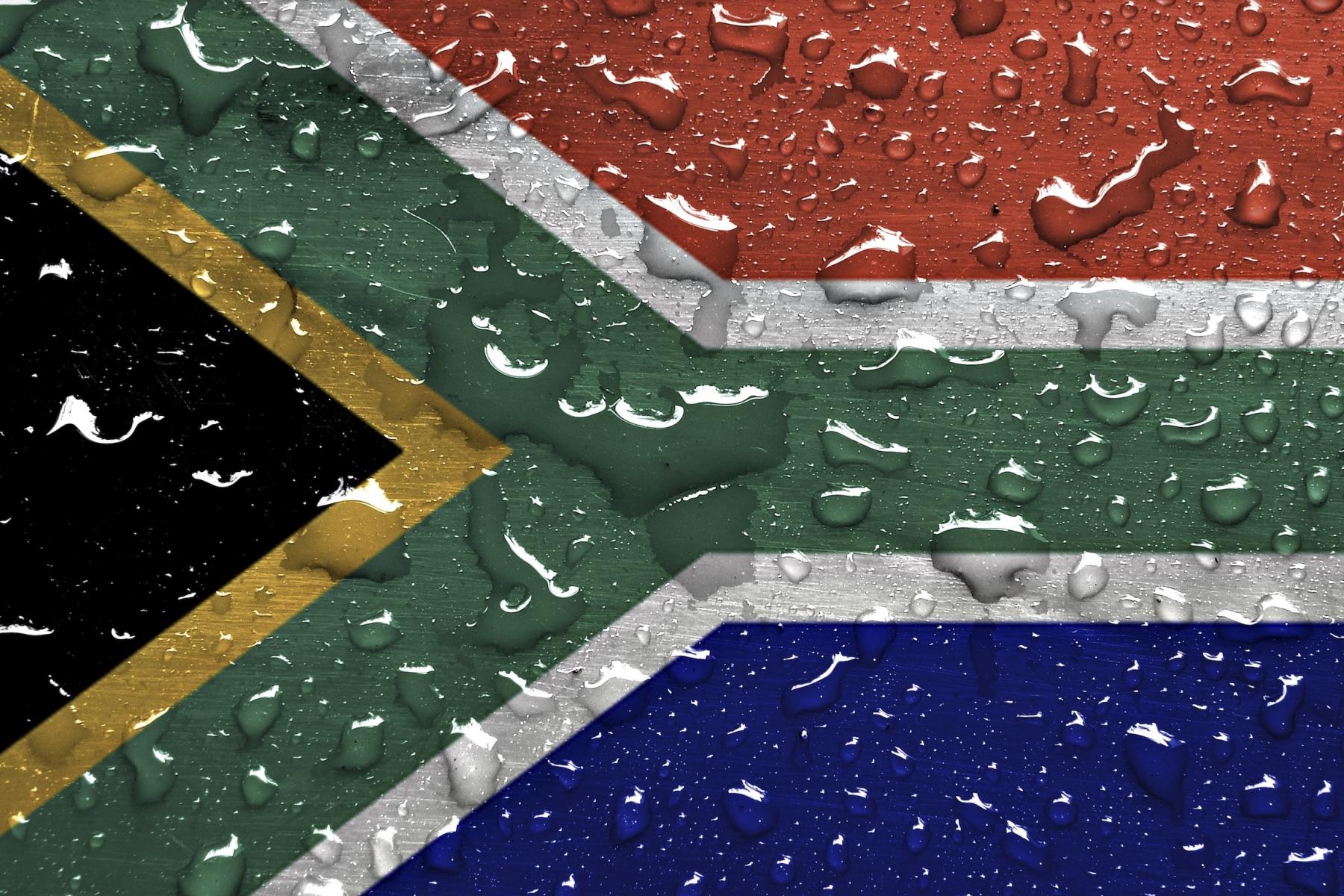 Flagge von Südafrika mit Regentropfen bedeckt