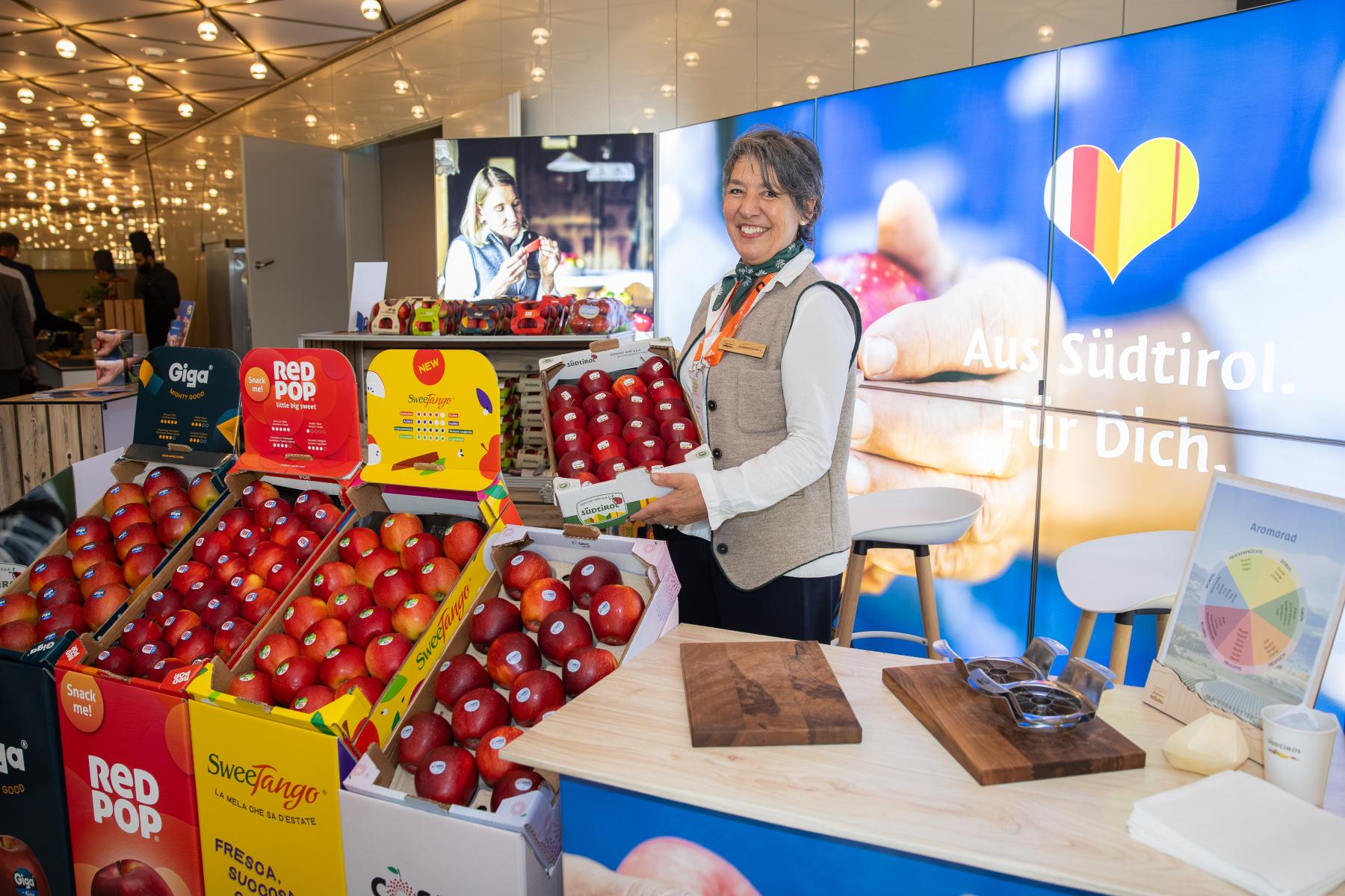 Sponsoren-stand mit Äpfeln auf dem DOGK