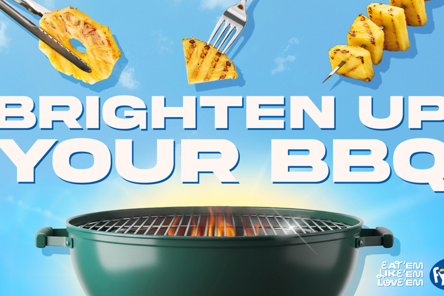 Ananas in verschiedener Form wird über einen Grill gehalten