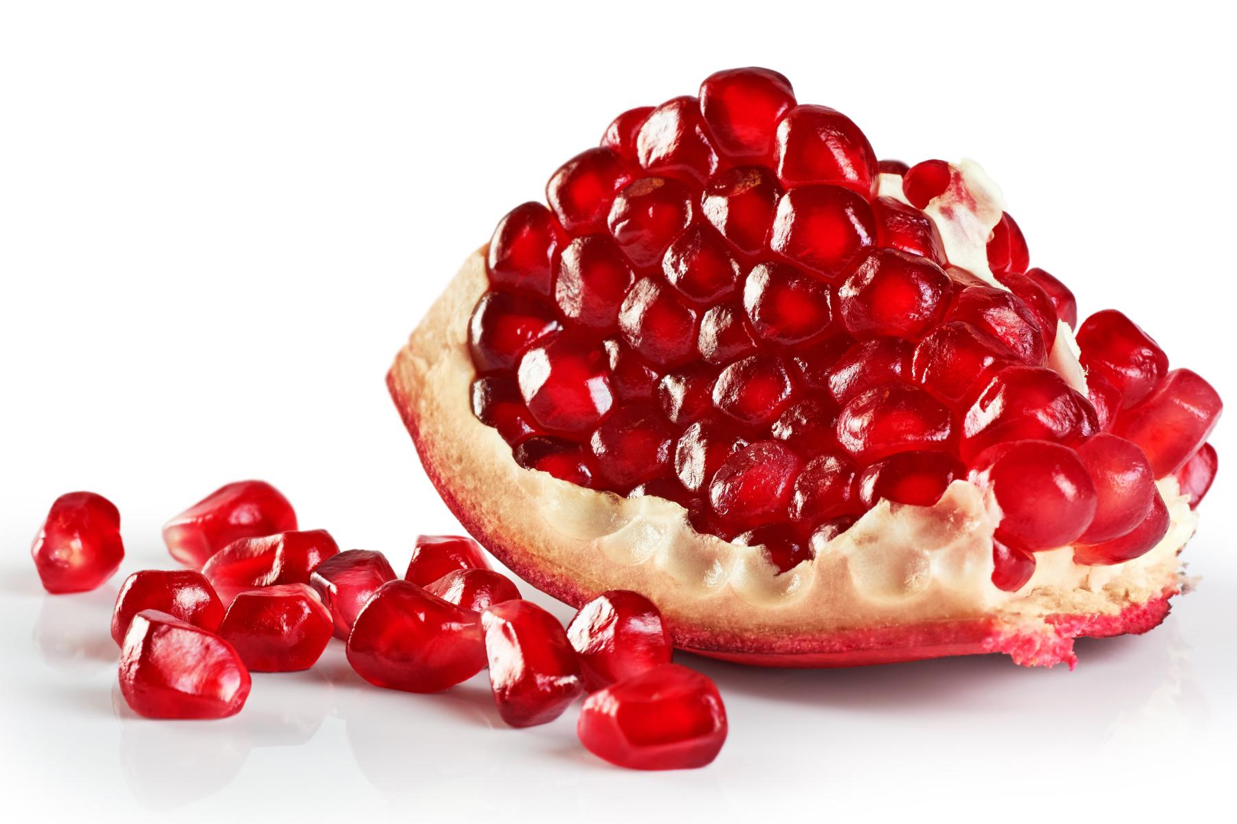 Stück Granatapfel und lose Kerne
