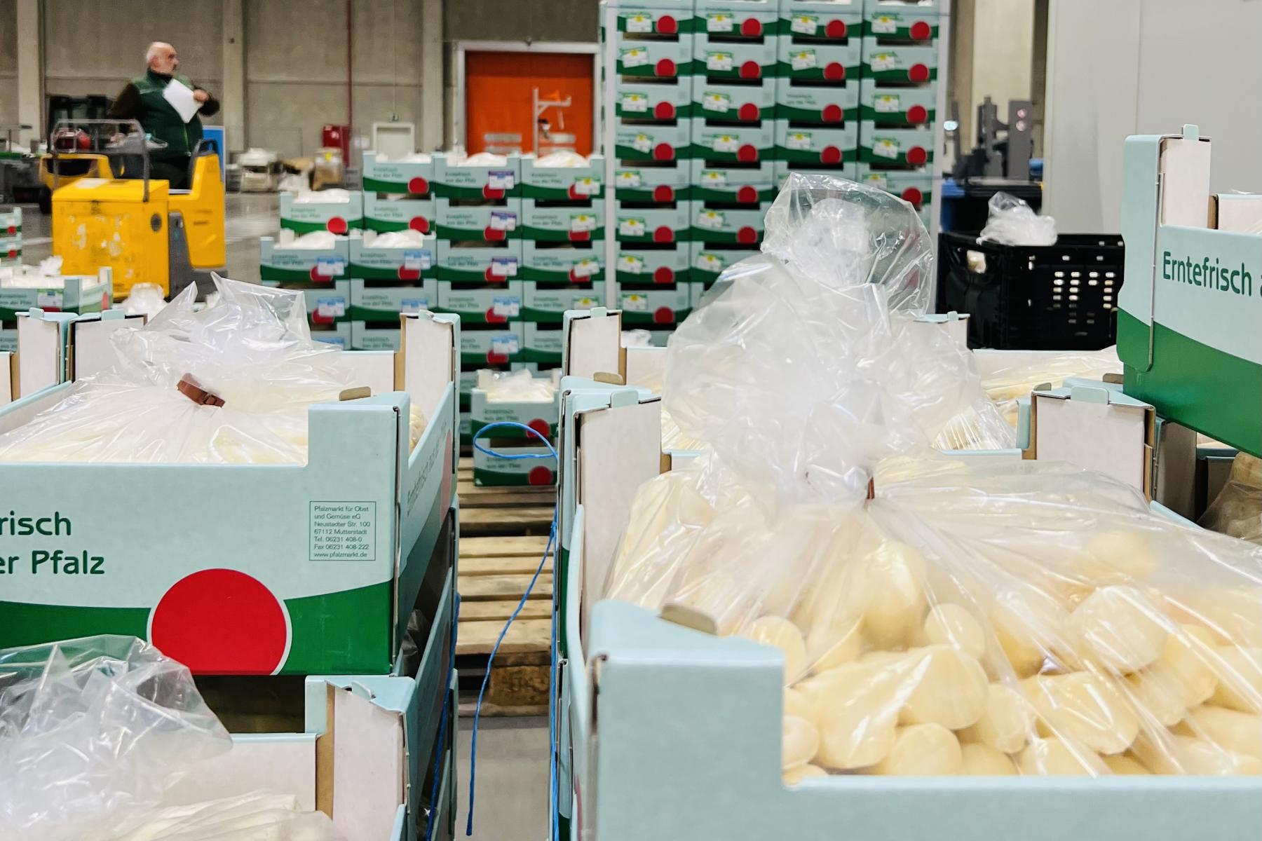 Spargel-Kisten werden angeliefert und gelagert
