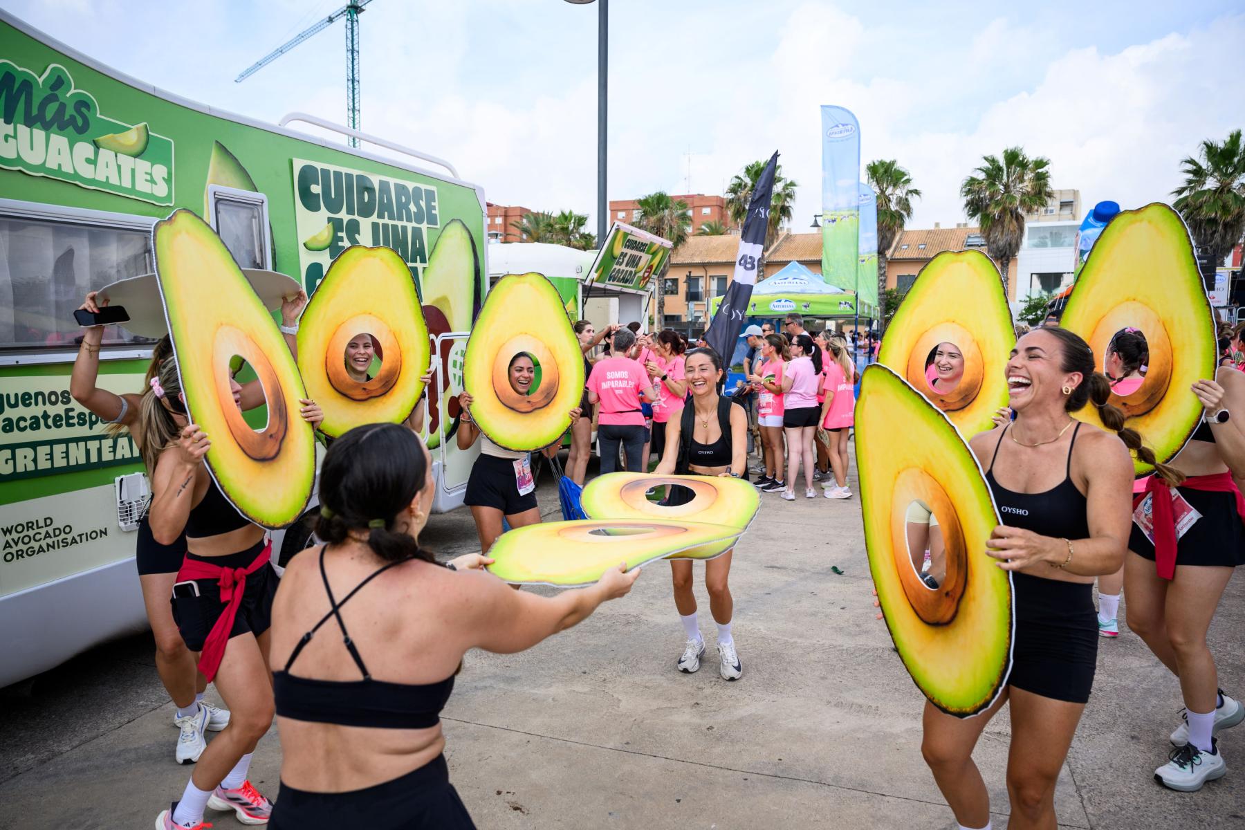 Menschen tragen Avocado-Masken und tanzen im Kreis