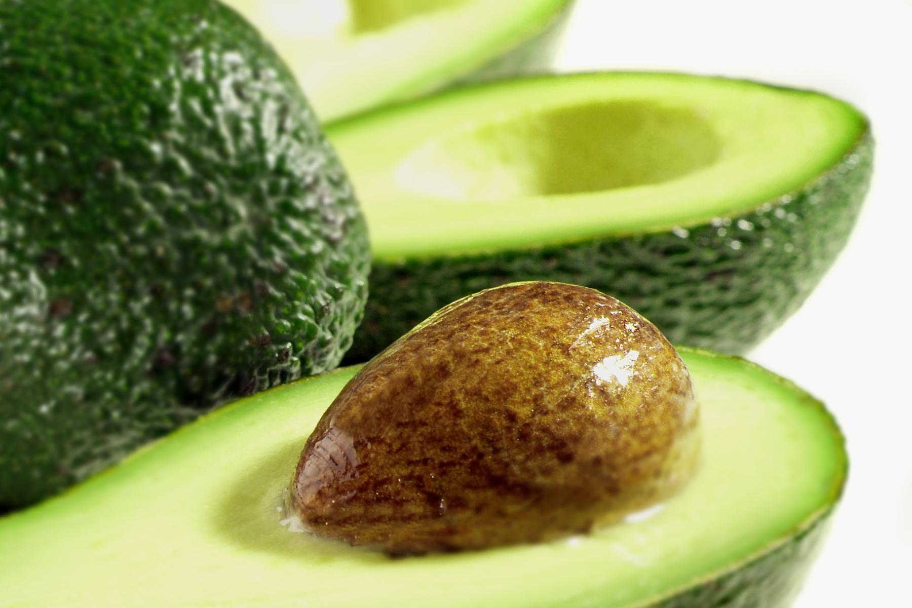 halbe Avocados, zum Teil mit Kern