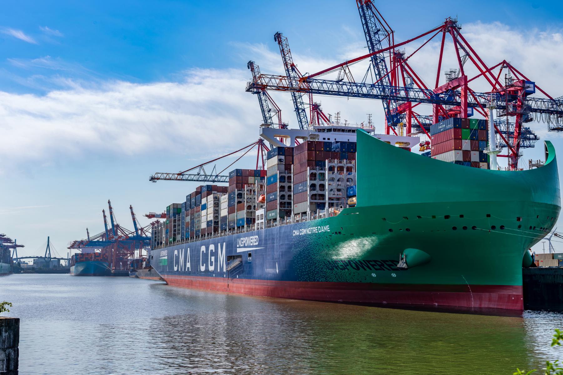 Die CMA CGM NOTRE DAME im Hamburger Hafen 