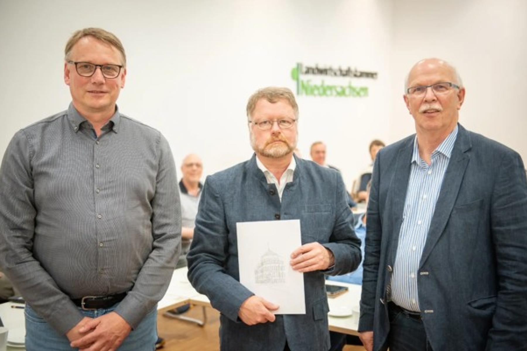 Dr. Bernd von Garmissen (M.) bleibt bis Ende 2033 Direktor der Landwirtschaftskammer Niedersachsen. Während einer Vorstandssitzung übergaben Kammerpräsident Gerhard Schwetje (r.) und Personalchef Marco Böhm die Ernennungsurkunde.