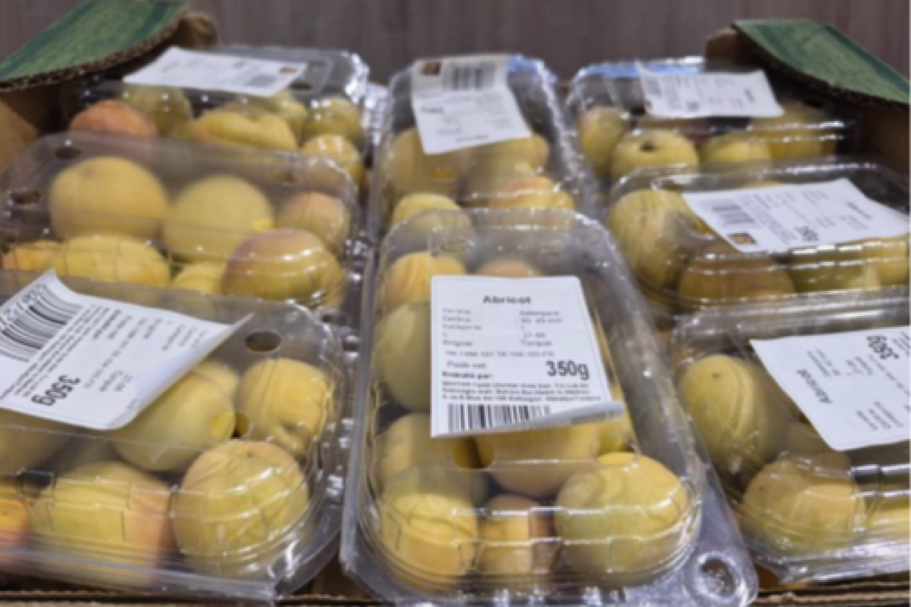 Türkische Aprikosen in Plastikverpackungen