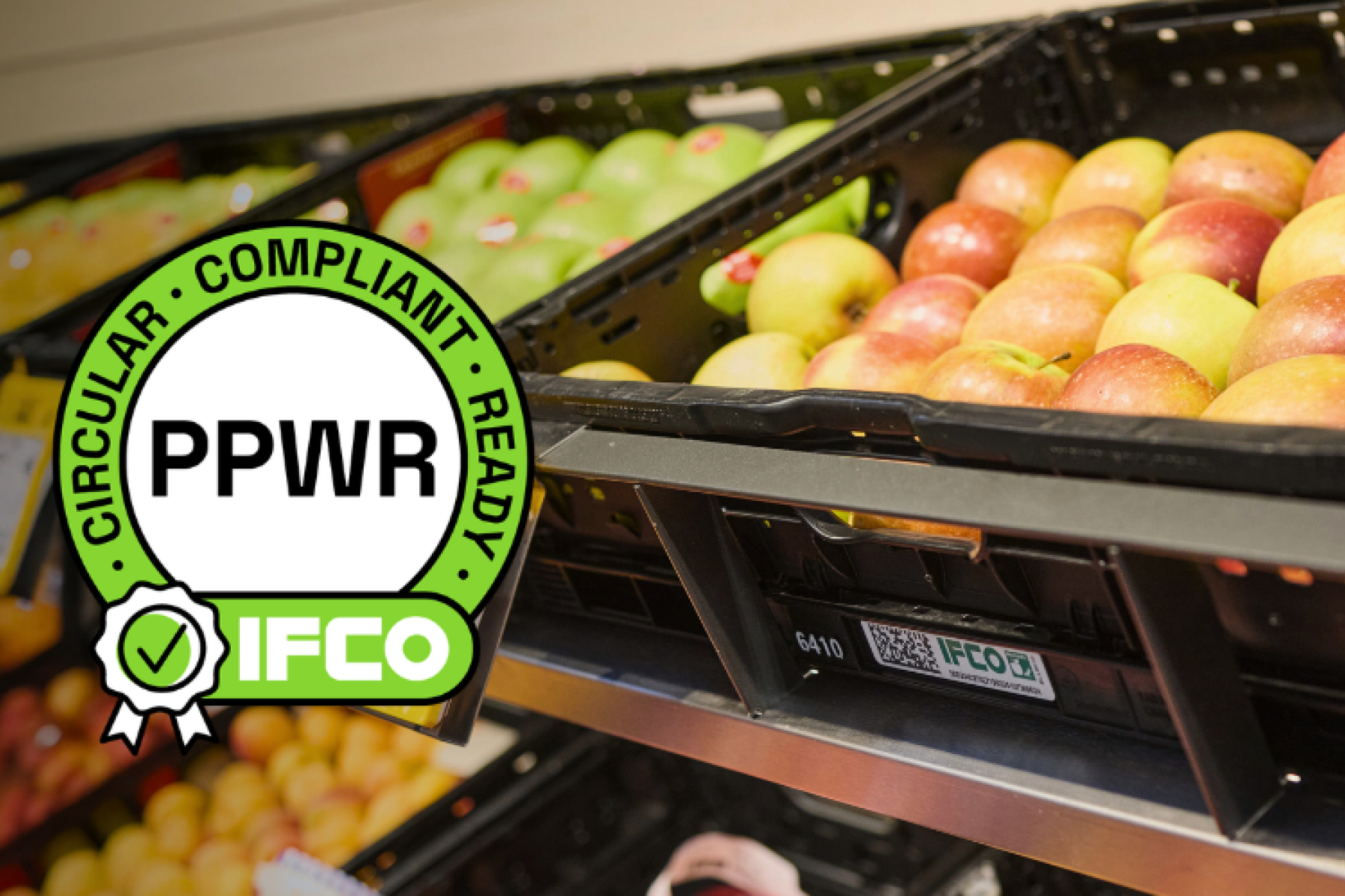 Mit Äpfeln befüllter Mehrwegbhälter von IFCO sami PPWR-Compliance Logo